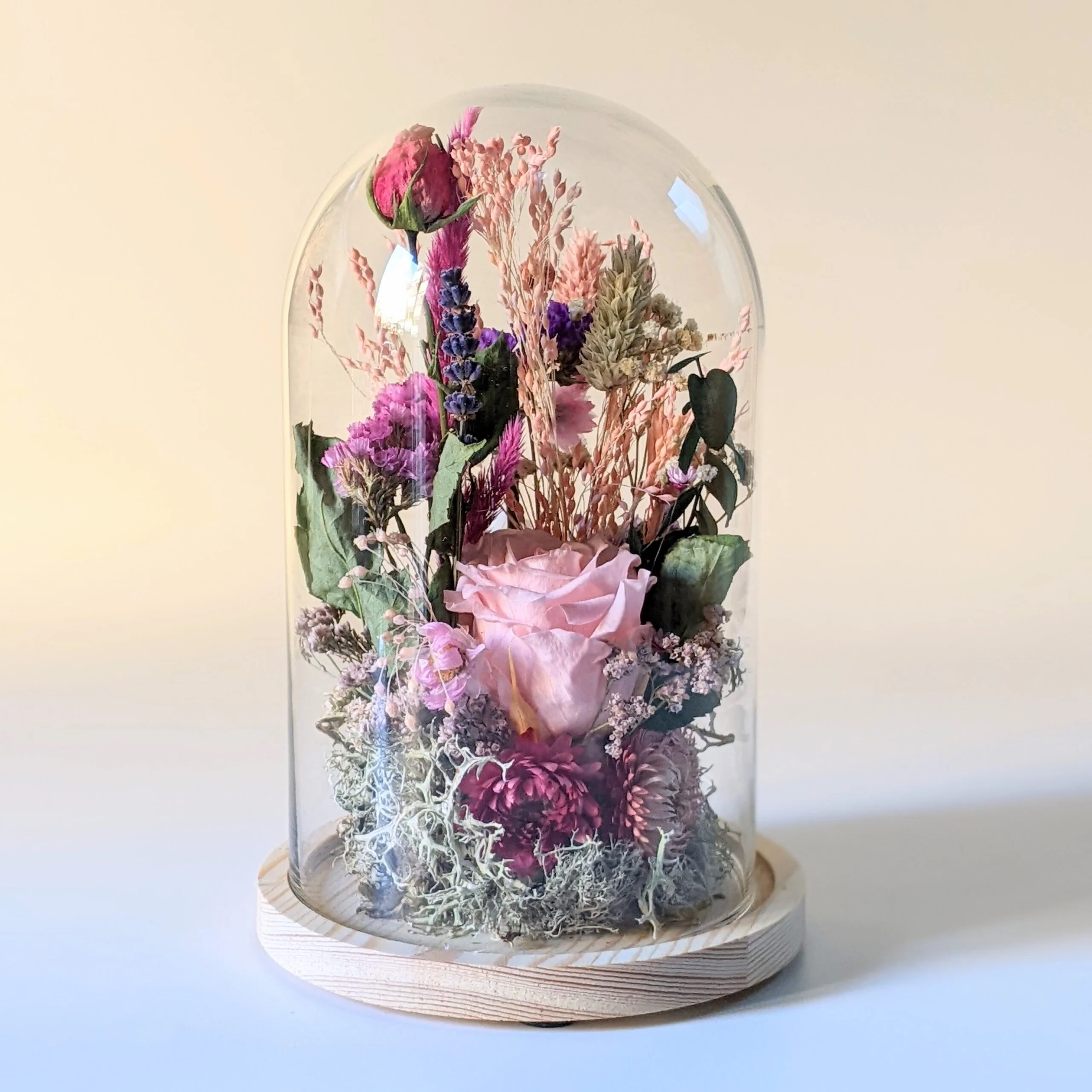 Cloche en verre et fleurs éternelles pour une décoration d'intérieur chic et douce, Lyla – Image 2
