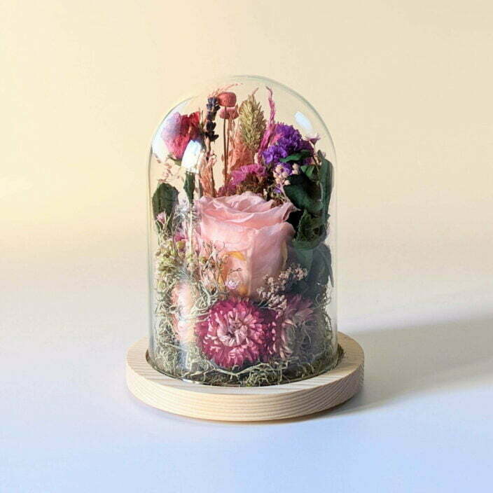 Cloche en verre et fleurs éternelles pour une décoration d’intérieur chic et douce, Lyla 3