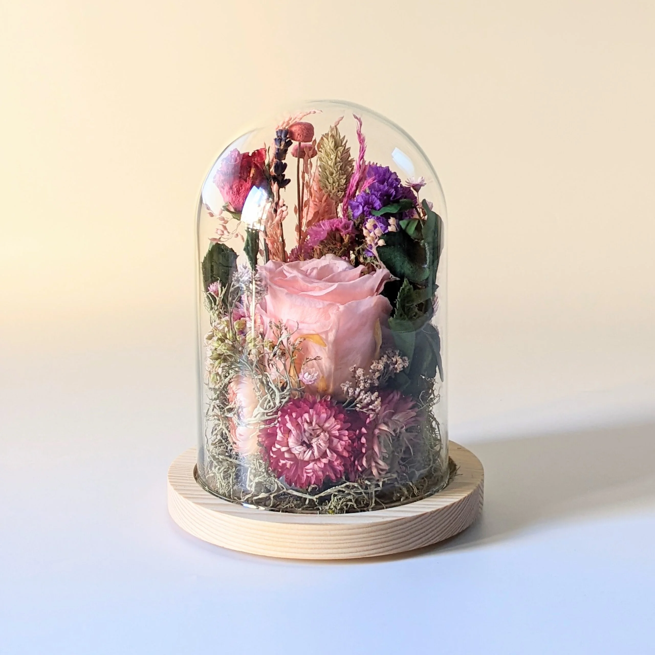 Cloche en verre et fleurs éternelles pour une décoration d'intérieur chic et douce, Lyla – Image 3