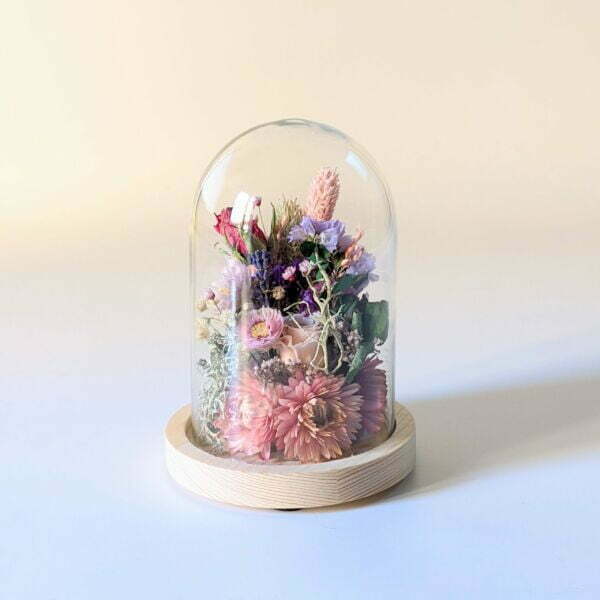 Cloche en verre et fleurs éternelles pour une décoration d’intérieur chic et douce, Lyla 3