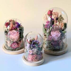 Cloche en verre et fleurs éternelles pour une décoration d’intérieur chic et douce, Lyla