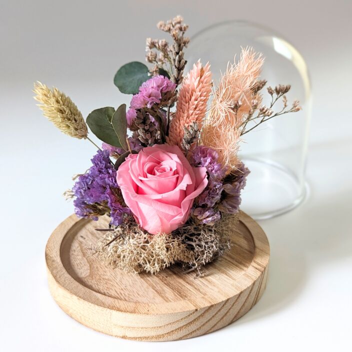 Cloche en verre et fleurs éternelles pour une décoration d’intérieur chic et douce, Lyla 4