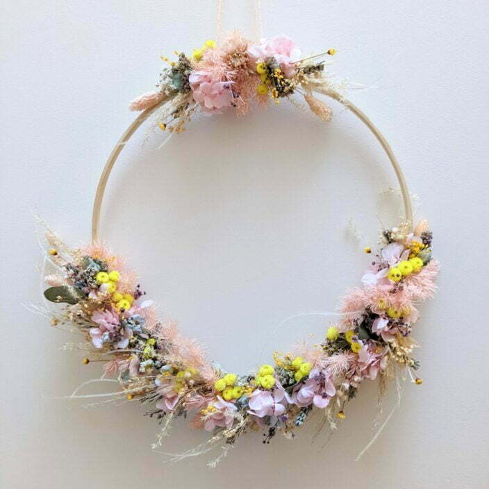 Couronne murale de fleurs stabilisées & fleurs séchées dans les tons rose pastel, Castigno 2