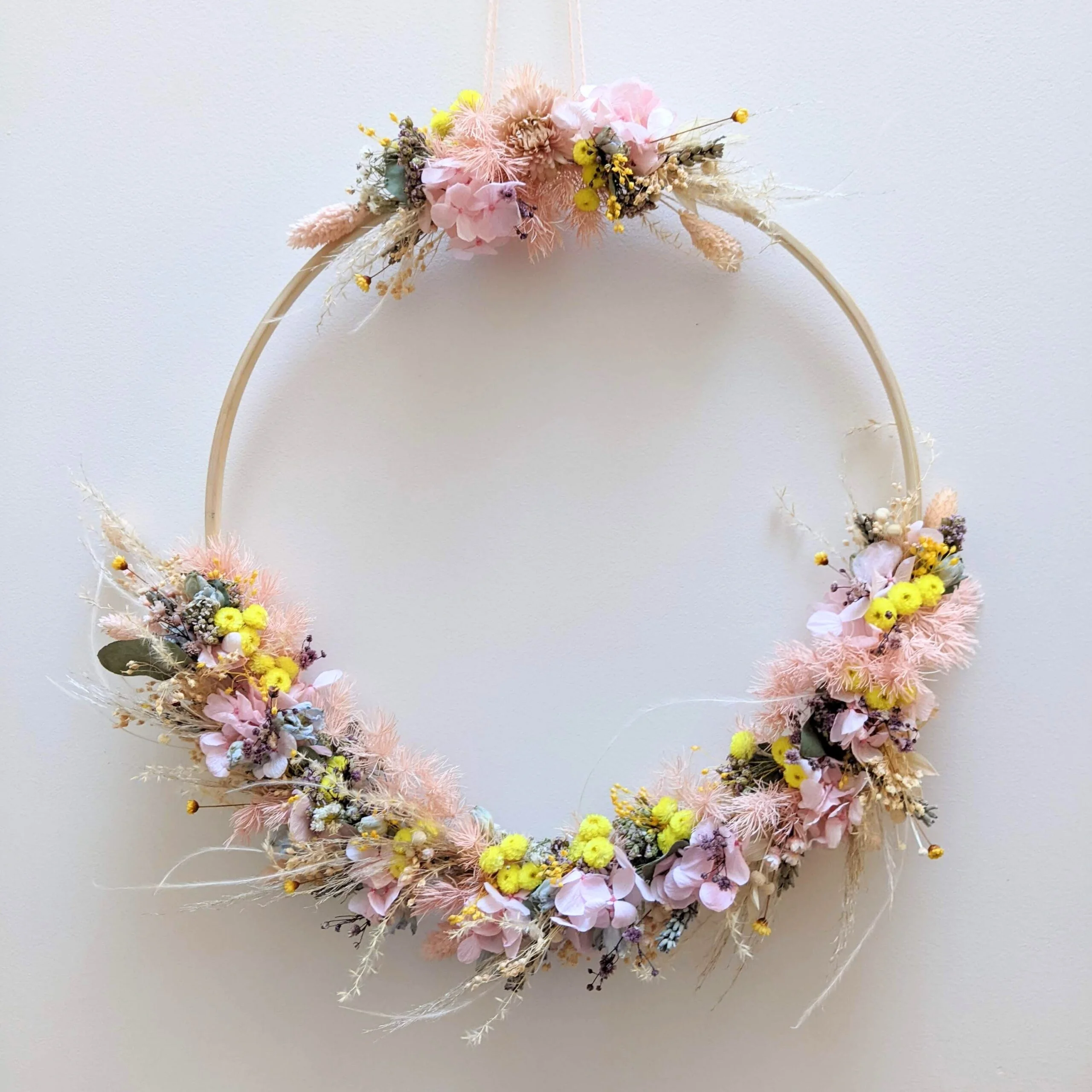Couronne murale de fleurs stabilisées & fleurs séchées dans les tons rose pastel, Castigno – Image 2