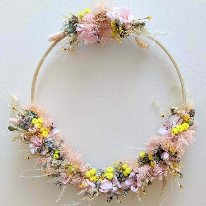 Couronne murale de fleurs stabilisées & fleurs séchées dans les tons rose pastel, Castigno