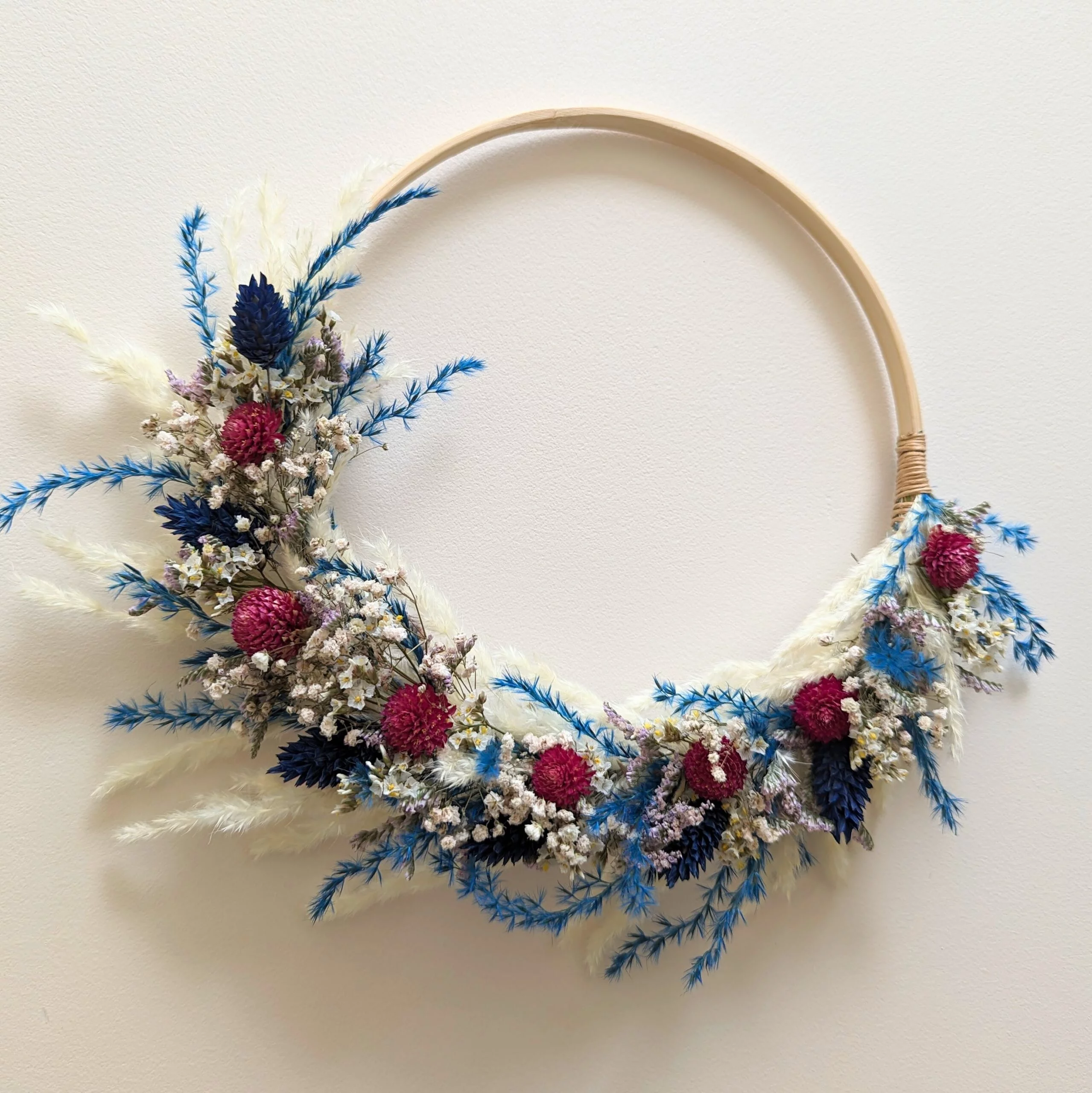 Couronne murale de fleurs séchées aux couleurs bleues, bordeaux, Loca