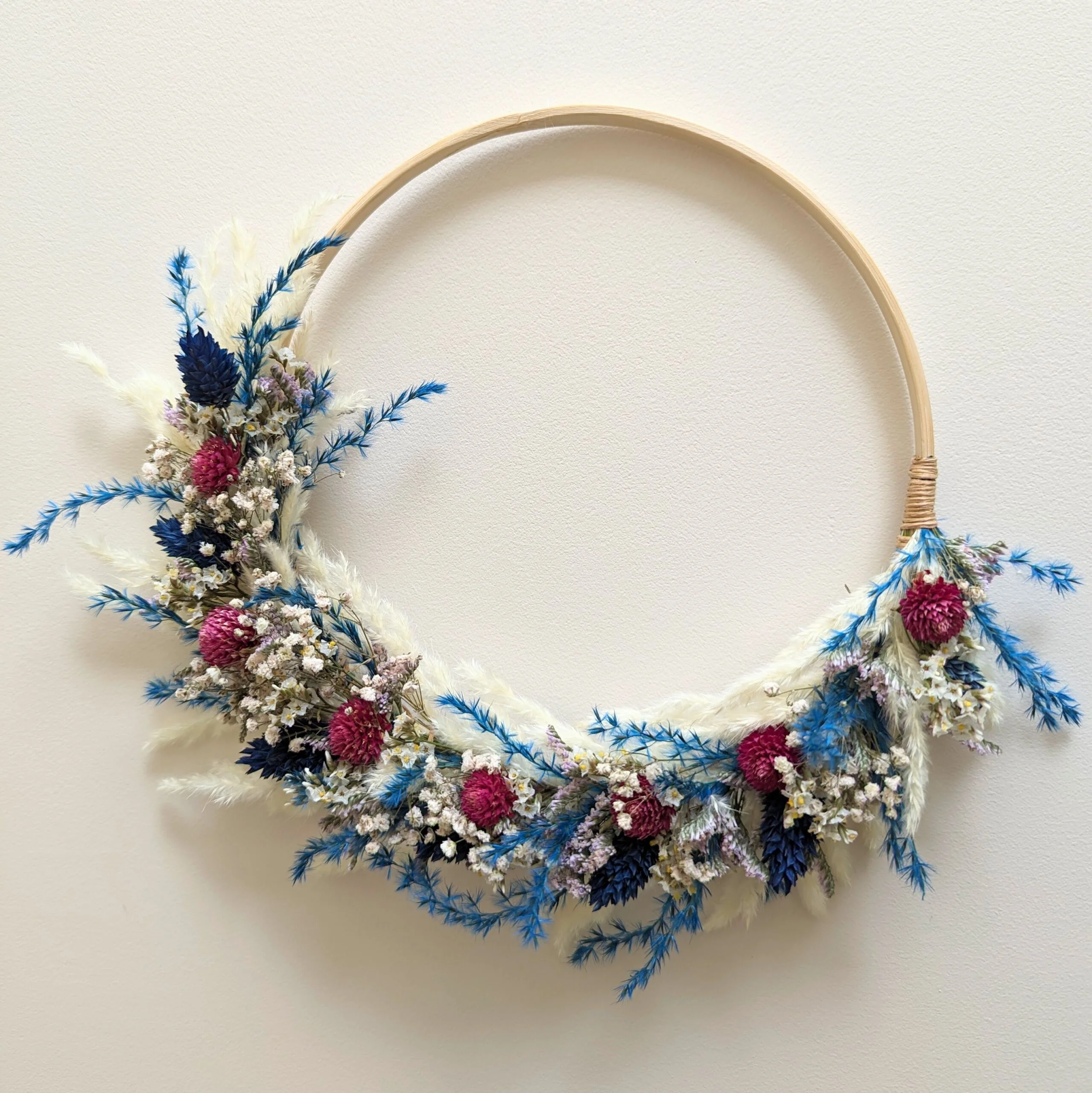 Couronne murale de fleurs séchées aux couleurs bleues, bordeaux, Loca – Image 4