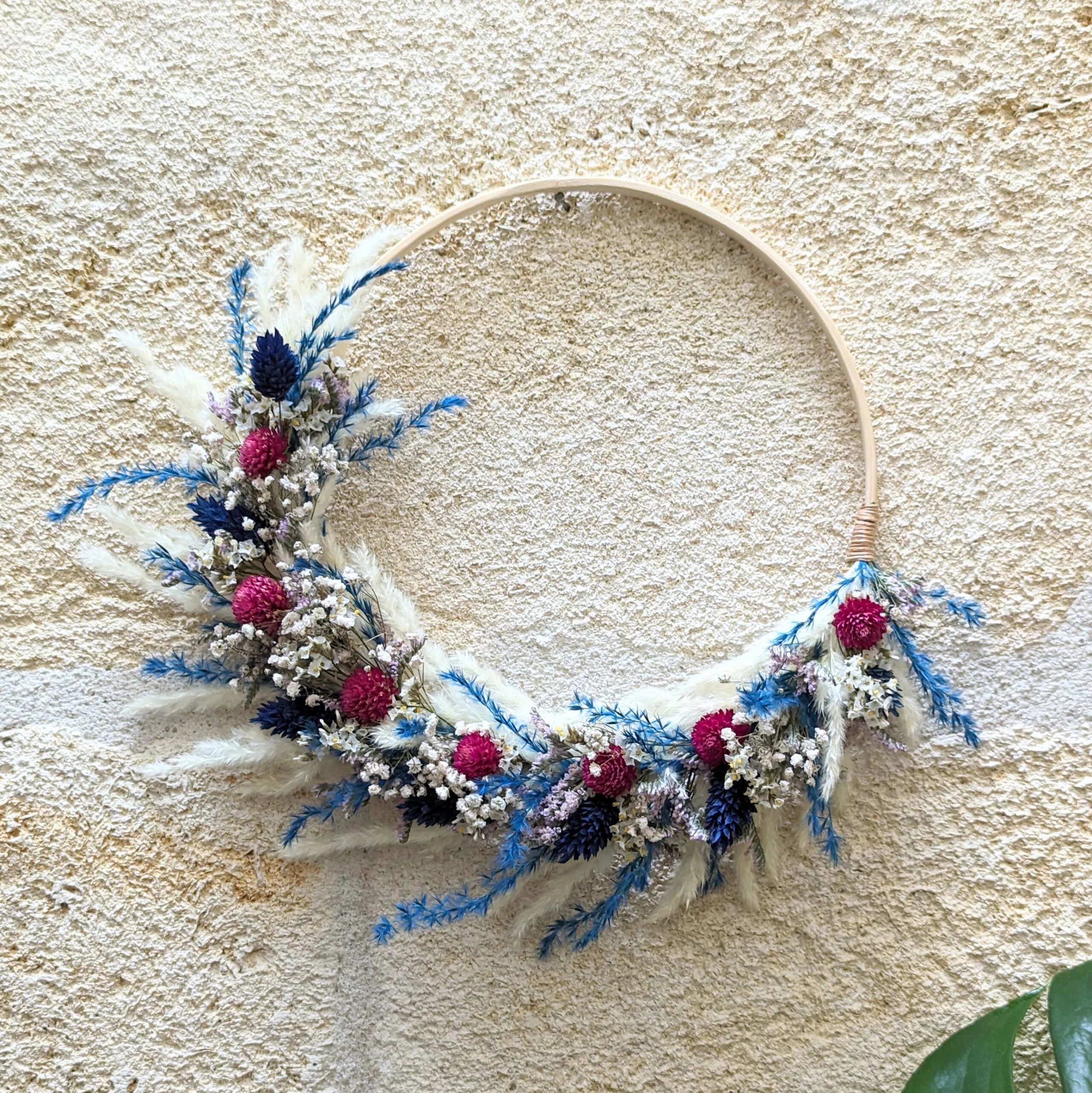 Couronne murale de fleurs séchées aux couleurs bleues, bordeaux, Loca – Image 3