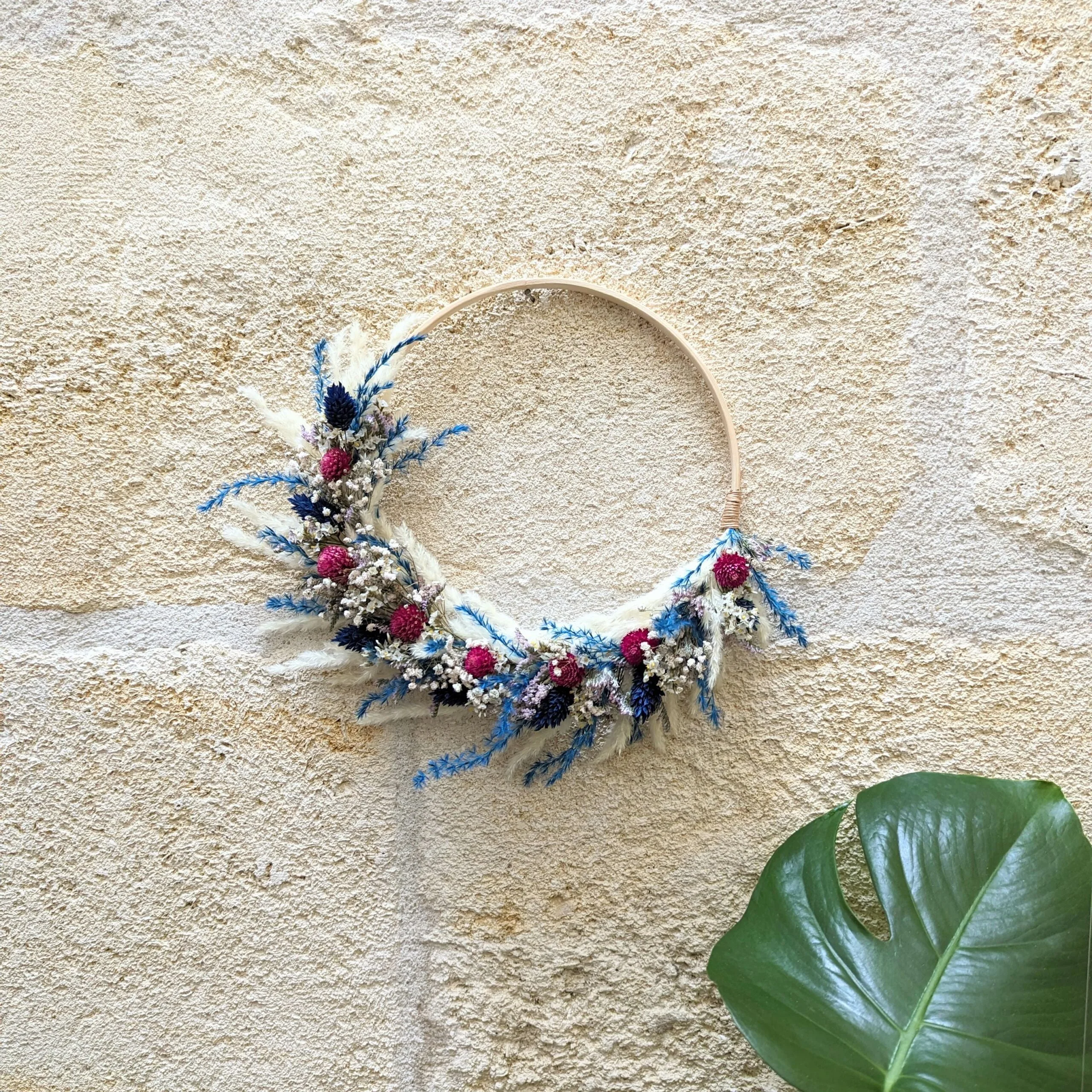 Couronne murale de fleurs séchées aux couleurs bleues, bordeaux, Loca – Image 2