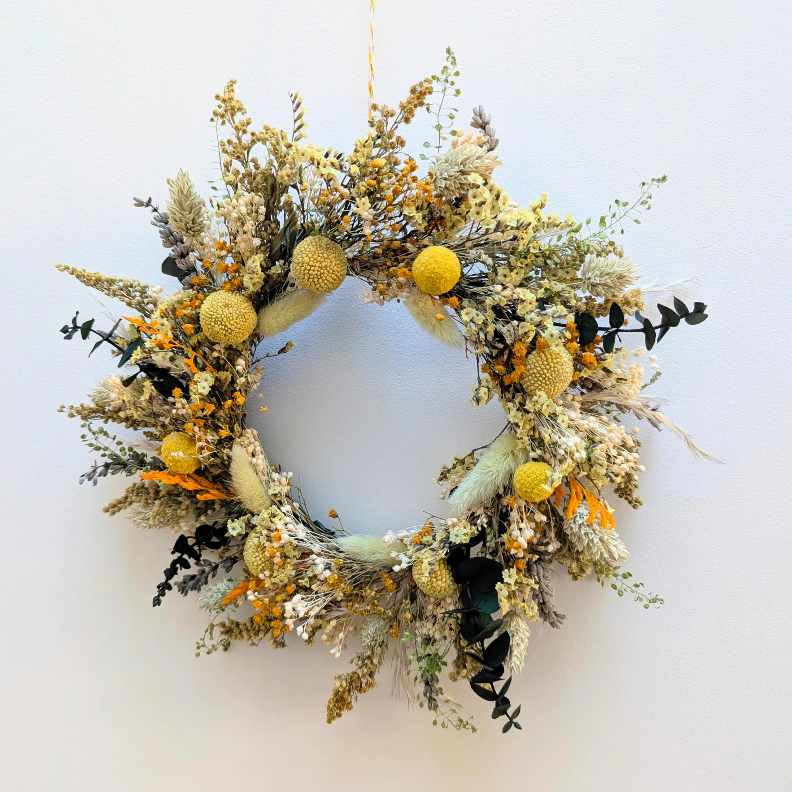 Couronne murale de fleurs séchées et stabilisées aux couleurs ensoleillées, Colmar