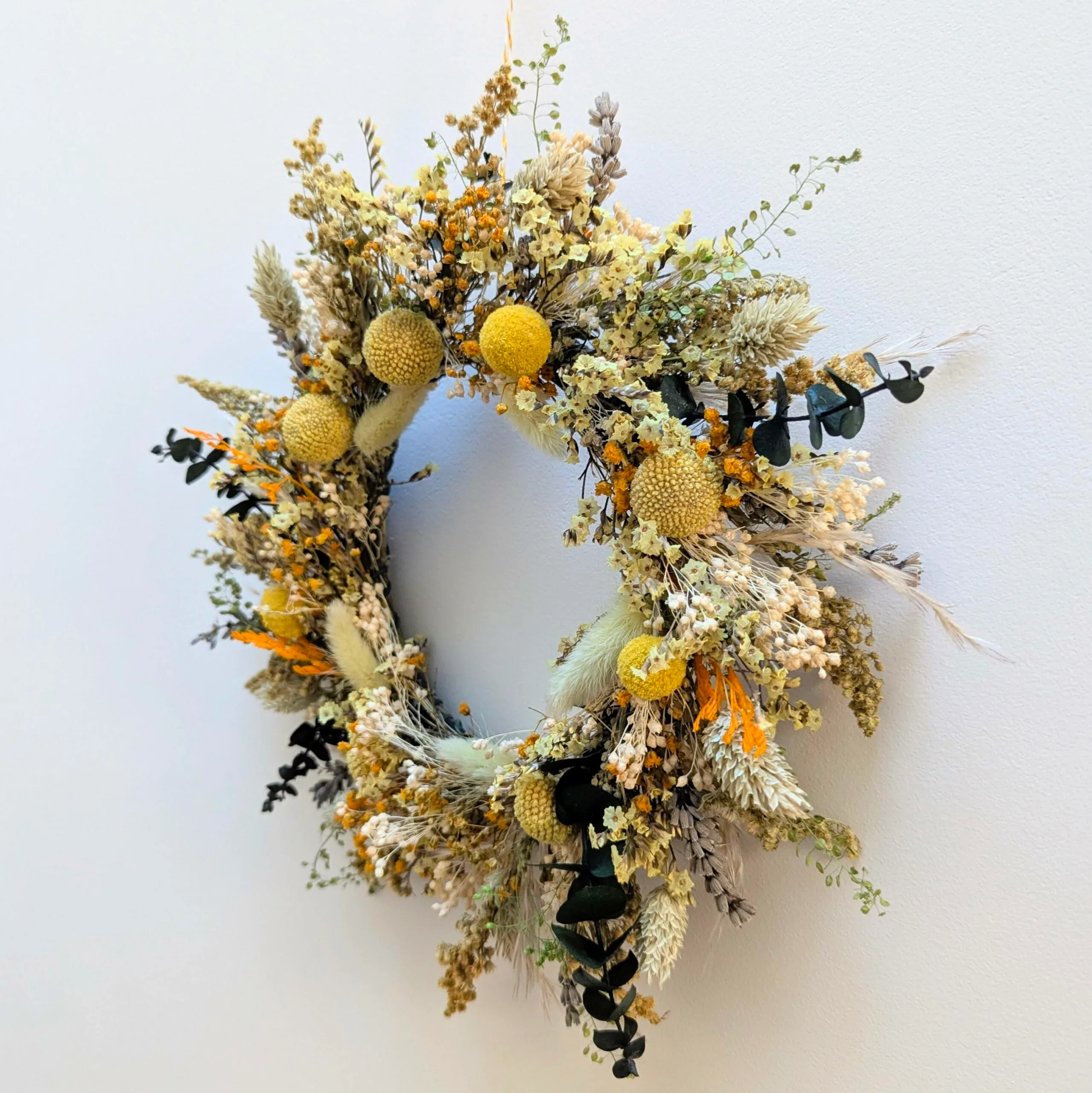 Couronne murale de fleurs séchées et stabilisées aux couleurs ensoleillées, Colmar – Image 3