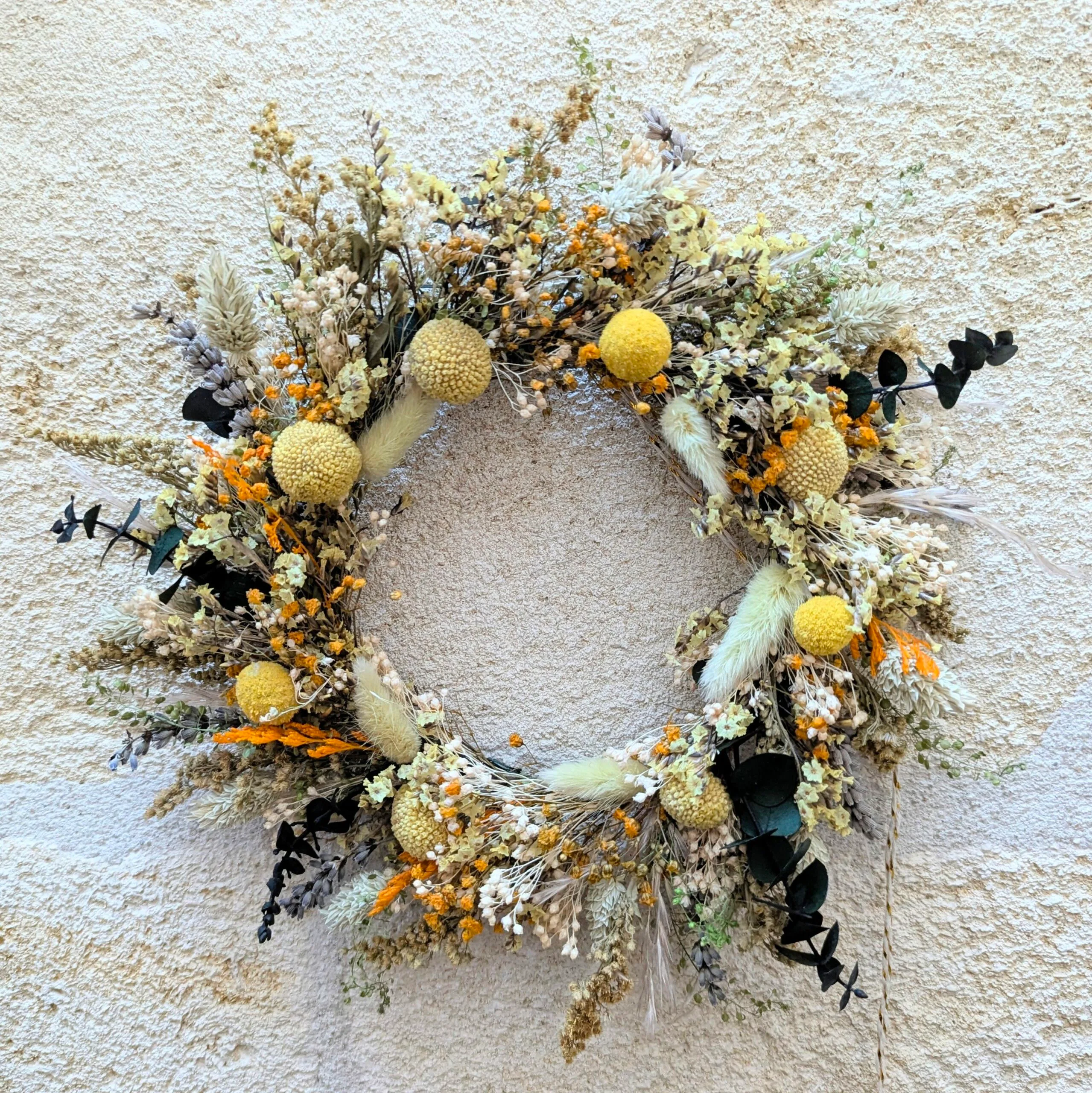 Couronne murale de fleurs séchées et stabilisées aux couleurs ensoleillées, Colmar – Image 4