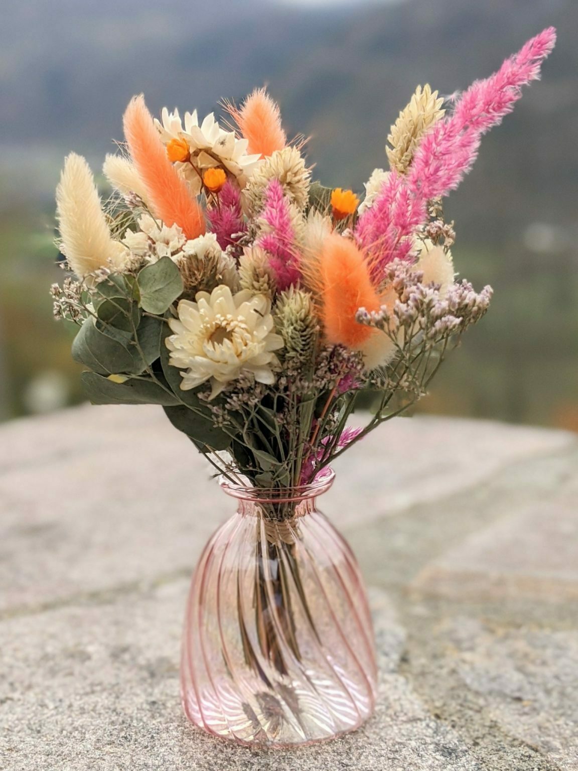 Un Paki Avec Un Bouquet De Rose Mini bouquet de fleurs séchées dans son vase en verre teinté rose