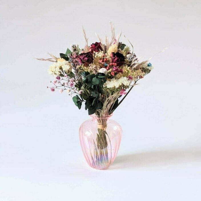 Bouquet de fleurs séchées dans son vase en verre teinté rose bonbon pour décoration d’intérieur branchée, Jemma 3