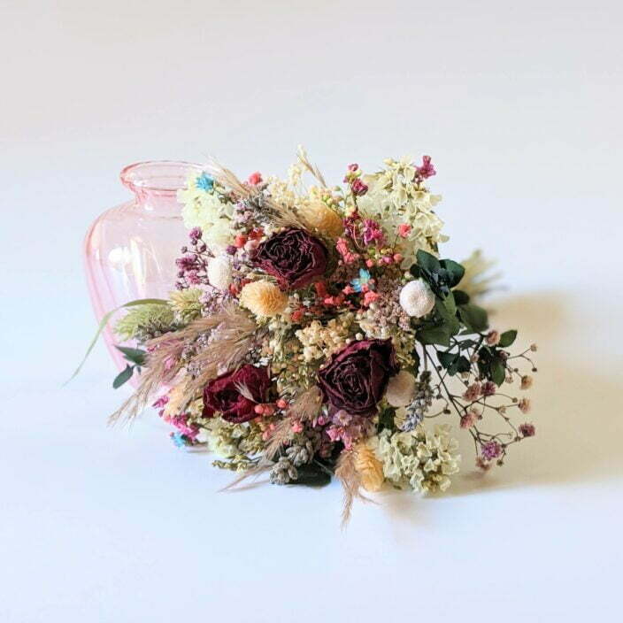 Bouquet de fleurs séchées dans son vase en verre teinté rose bonbon pour décoration d’intérieur branchée, Jemma