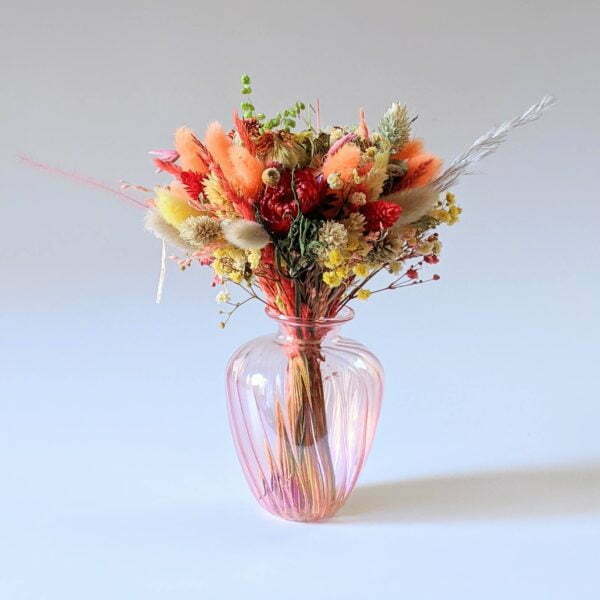 Petit bouquet de fleurs séchées dans son vase en verre teinté rose bonbon, Hortense 3