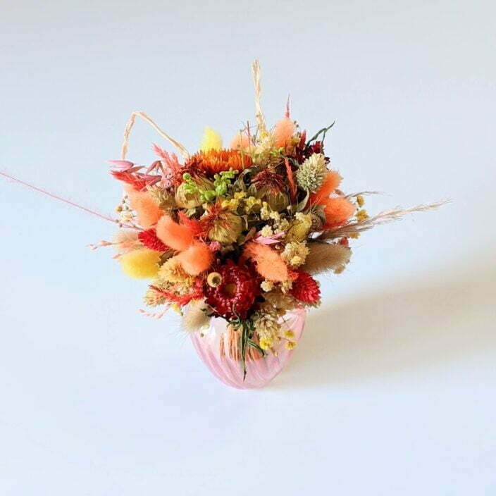 Petit bouquet de fleurs séchées dans son vase en verre teinté rose bonbon, Hortense 2