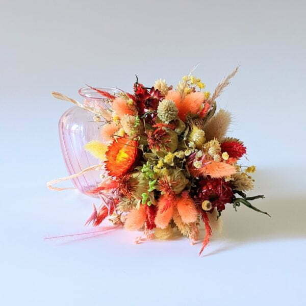 Petit bouquet de fleurs séchées dans son vase en verre teinté rose bonbon, Hortense