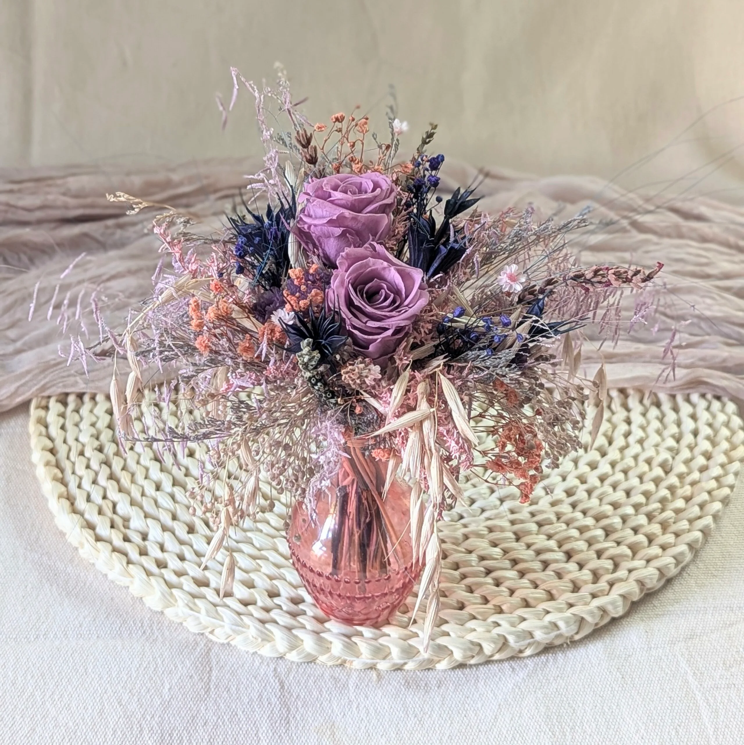 Petit bouquet de fleurs séchées naturelles avec vase en verre teinté rose et violet, Blue – Image 2