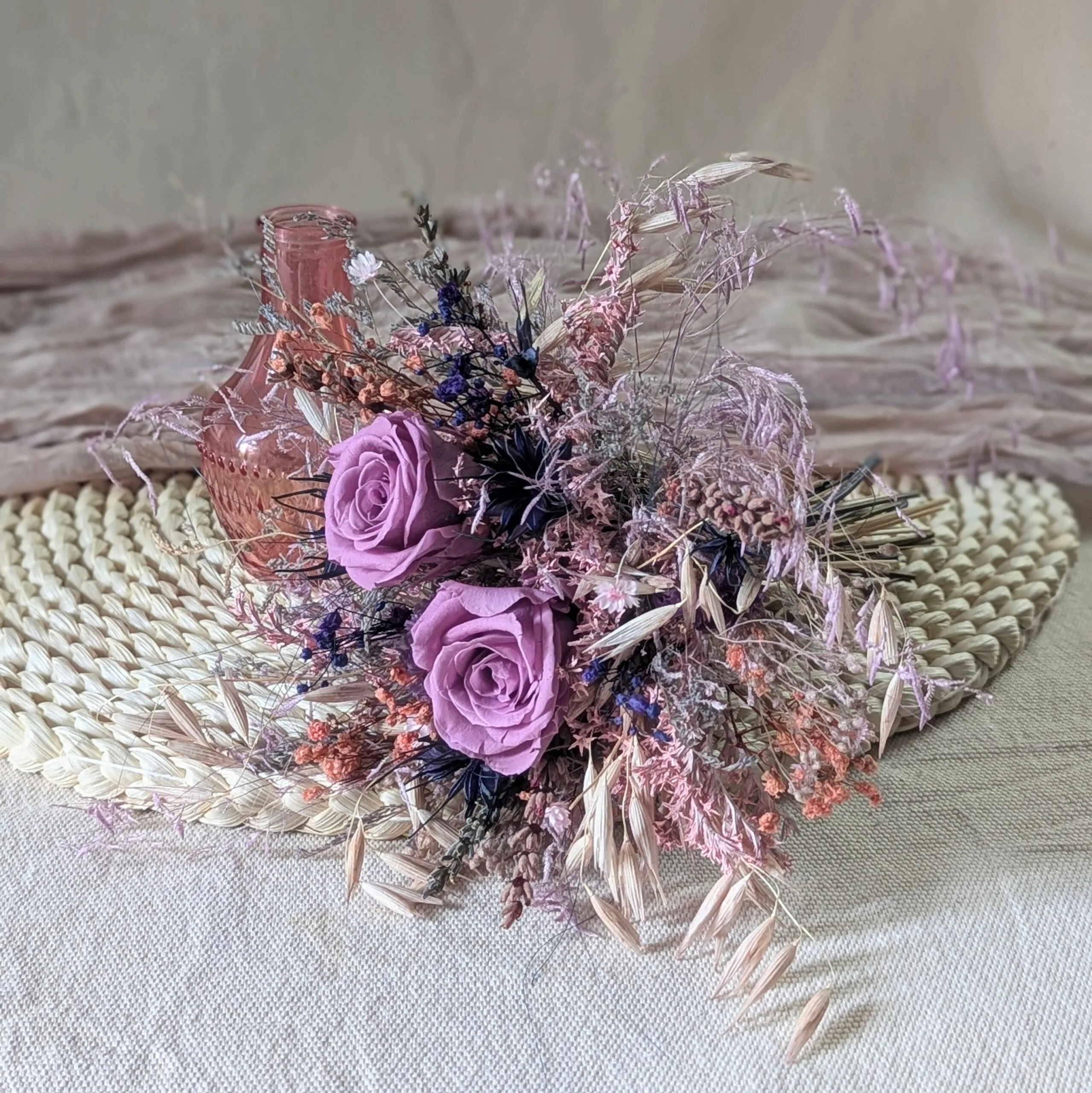 Petit bouquet de fleurs séchées naturelles avec vase en verre teinté rose et violet, Blue – Image 3