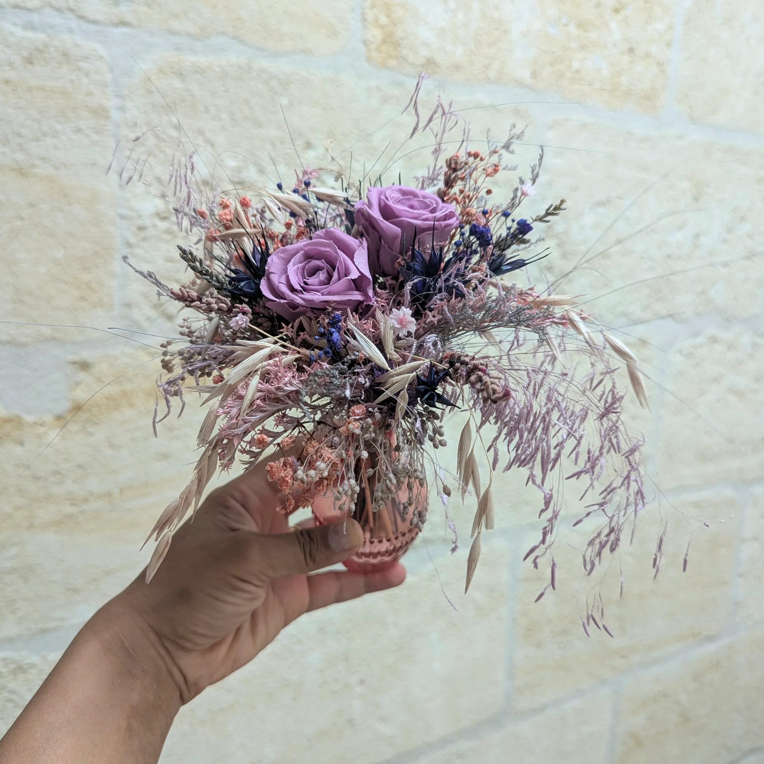 Petit bouquet de fleurs séchées naturelles avec vase en verre teinté rose et violet, Blue – Image 4