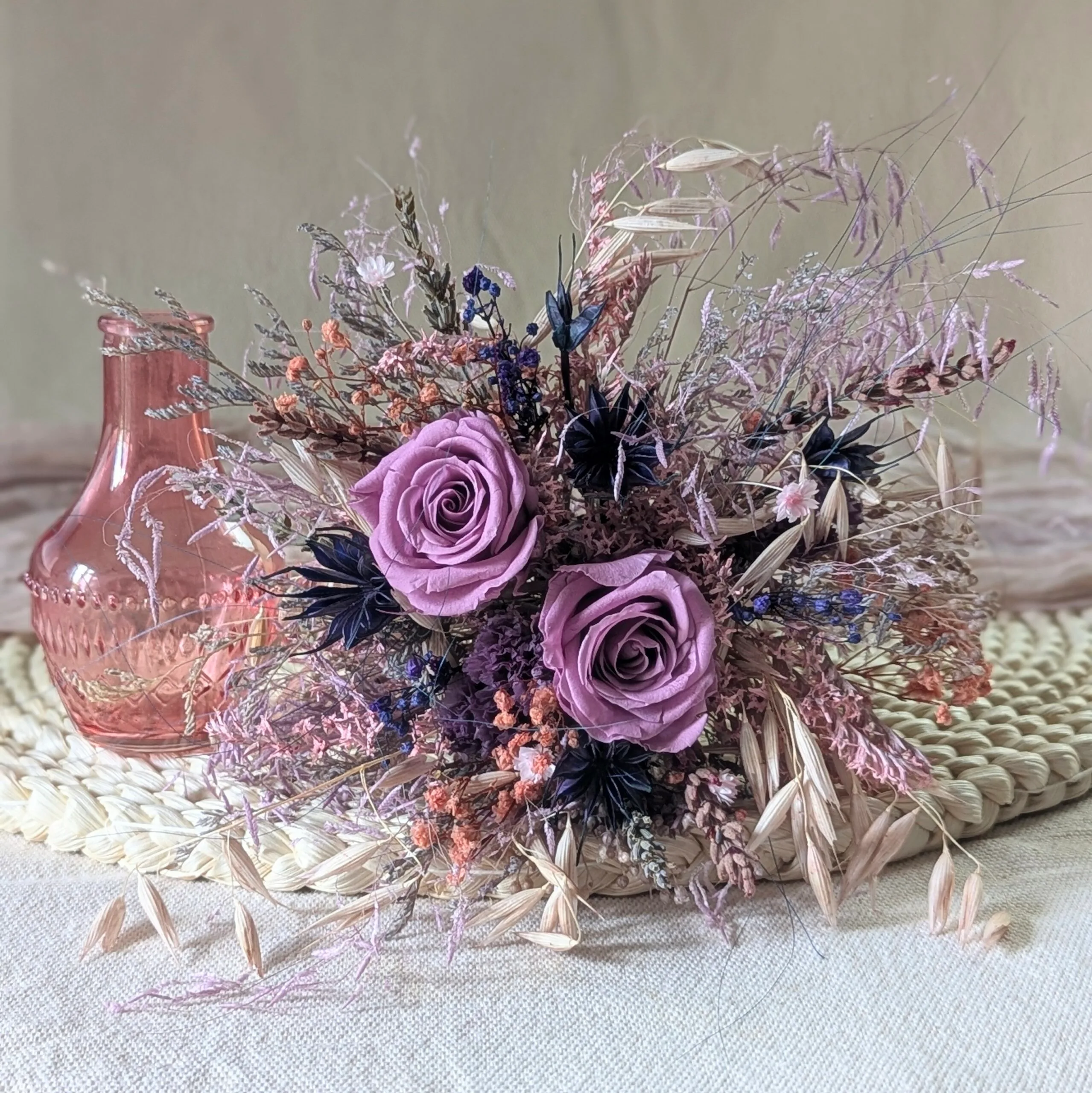 Petit bouquet de fleurs séchées naturelles avec vase en verre teinté rose et violet, Blue