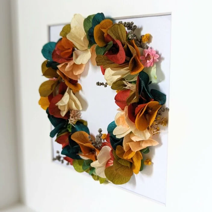 Tableau végétal en fleurs stabilisées aux couleurs arc-en-ciel, Biarritz – Image 2