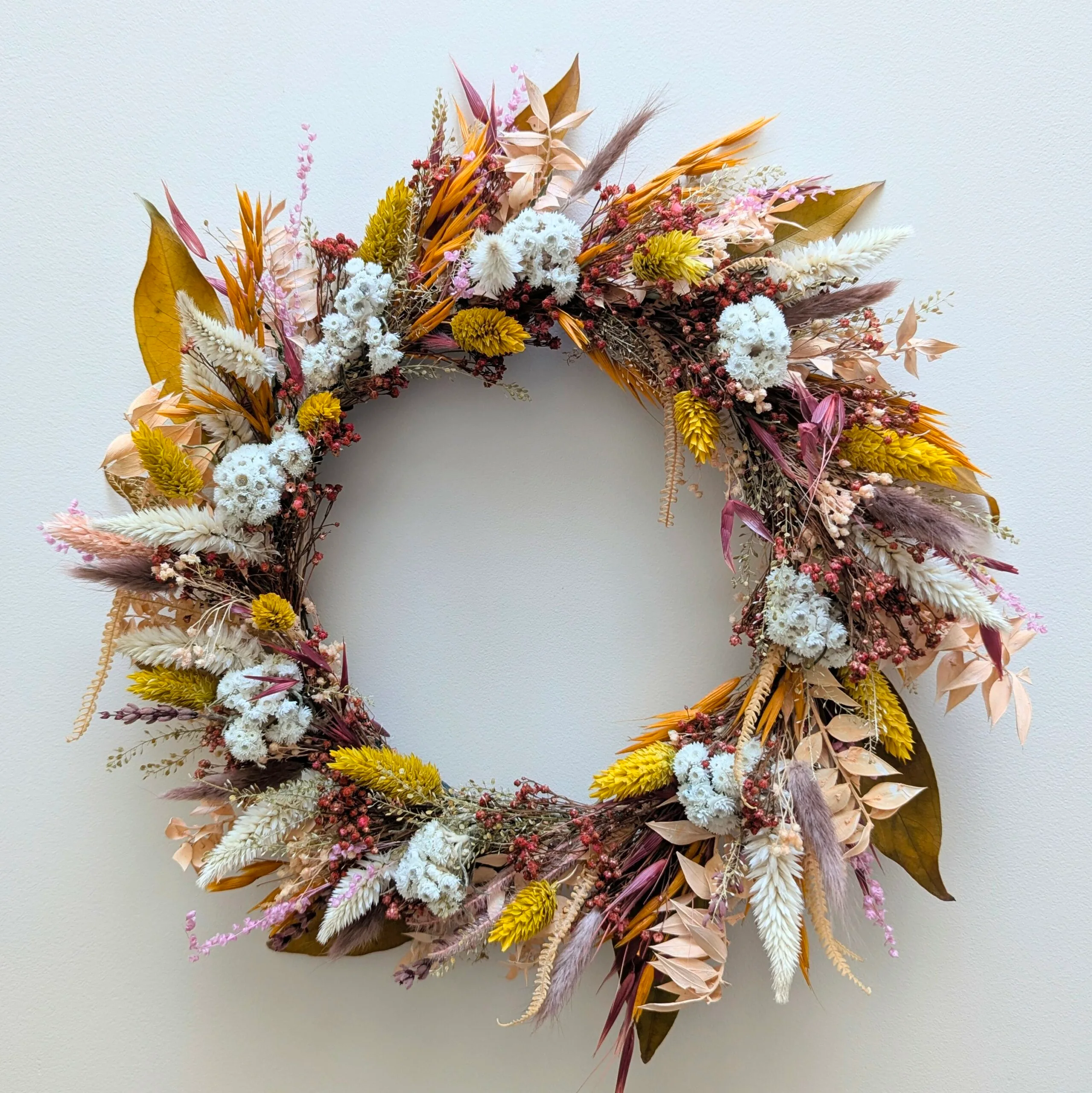 Couronne murale en fleurs séchées et stabilisées tons ocre & blanc, Emy