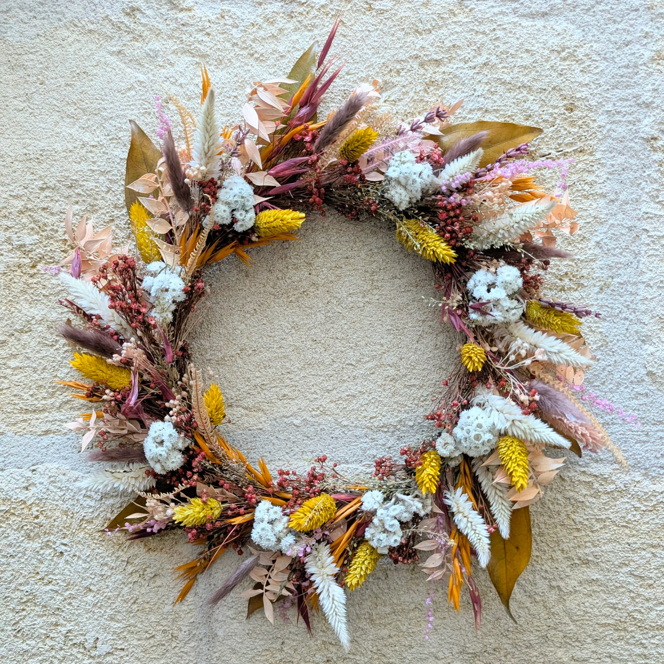 Couronne murale en fleurs séchées et stabilisées tons ocre & blanc, Emy – Image 2