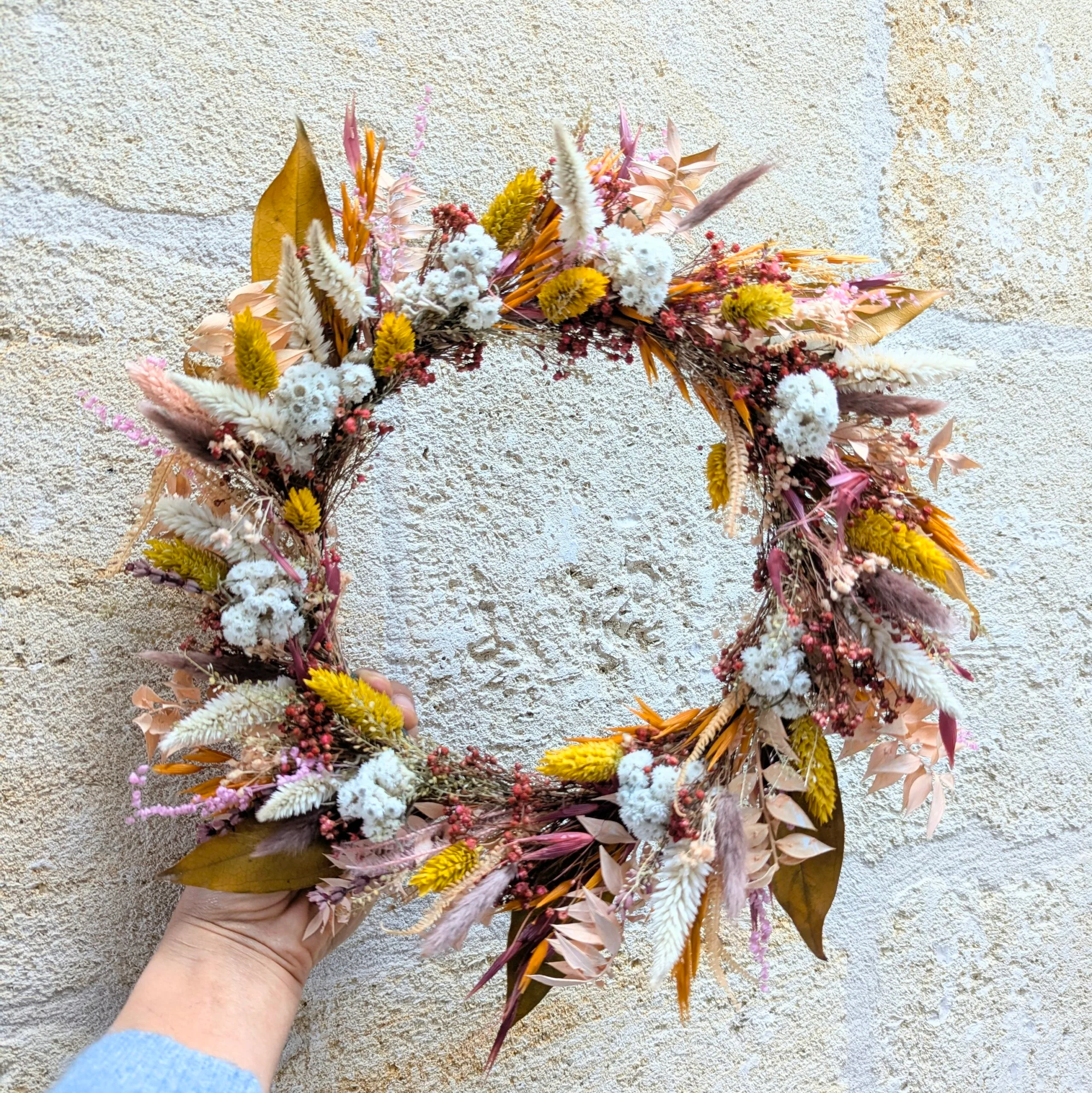 Couronne murale en fleurs séchées et stabilisées tons ocre & blanc, Emy – Image 3