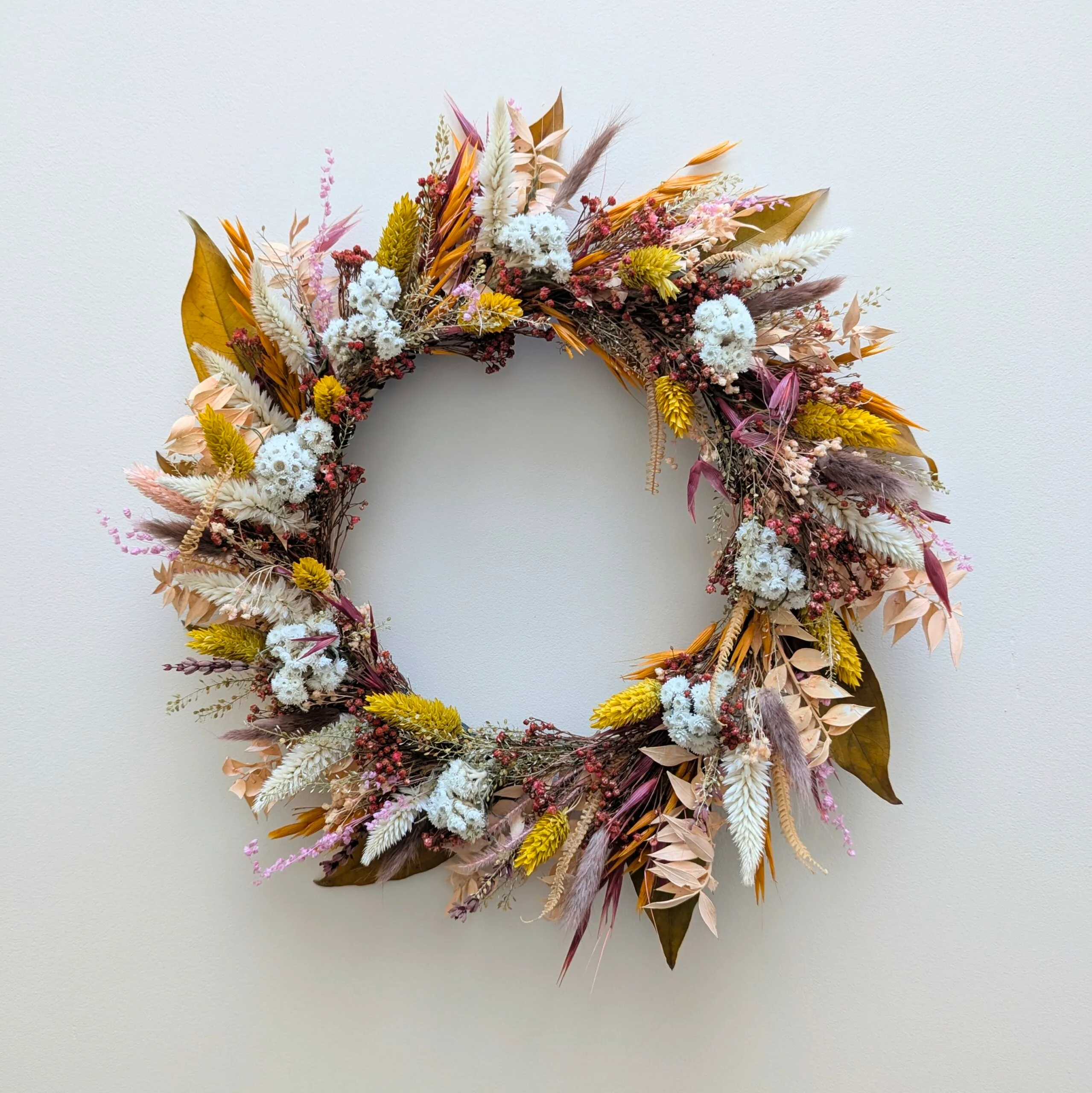 Couronne murale en fleurs séchées et stabilisées tons ocre & blanc, Emy – Image 4