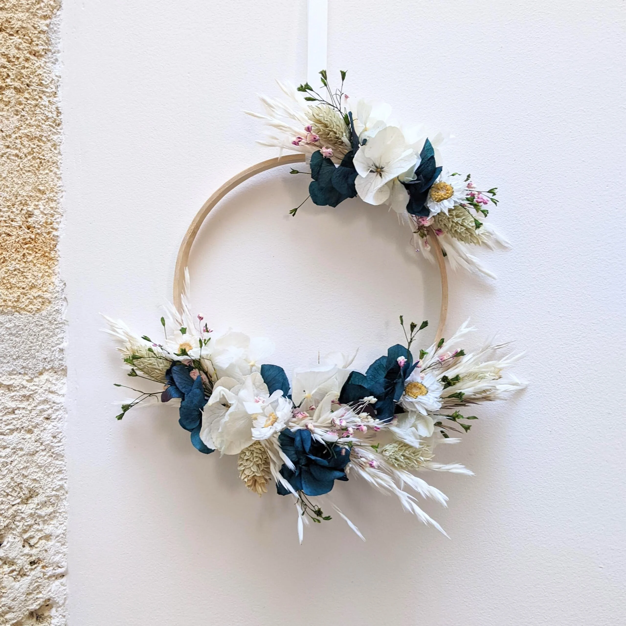 Couronne murale de fleurs stabilisées & fleurs séchées dans les tons bleus et verts, Arcachon – Image 2