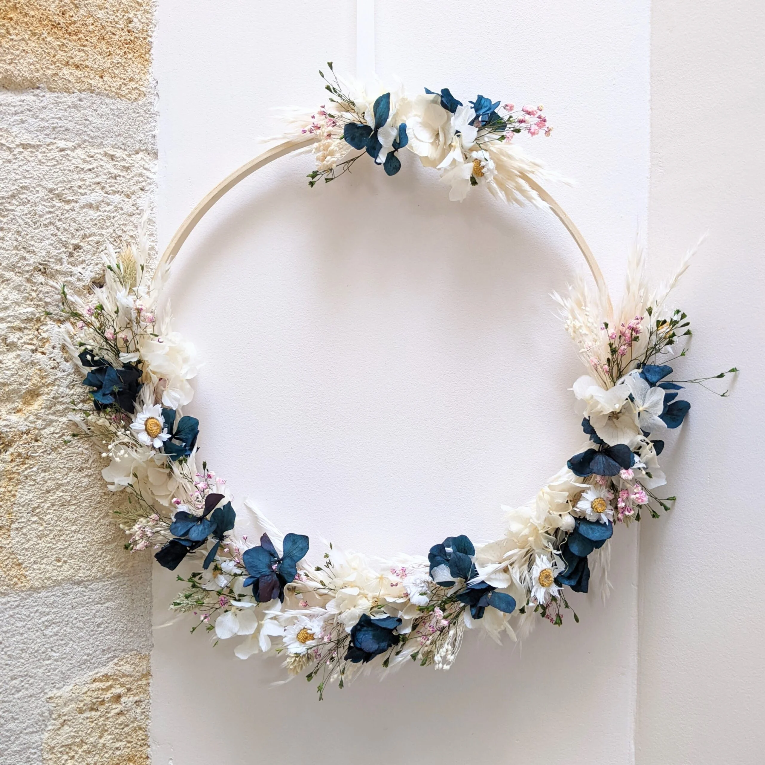 Couronne murale de fleurs stabilisées & fleurs séchées dans les tons bleus et verts, Arcachon – Image 3