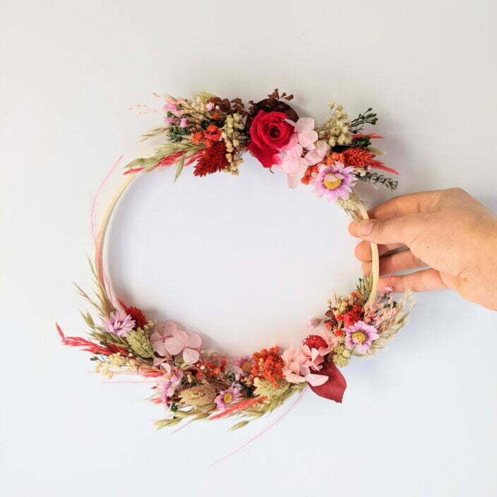 Couronne murale de fleurs éternelles & fleurs séchées accordant le rouge et le rose, Valentine