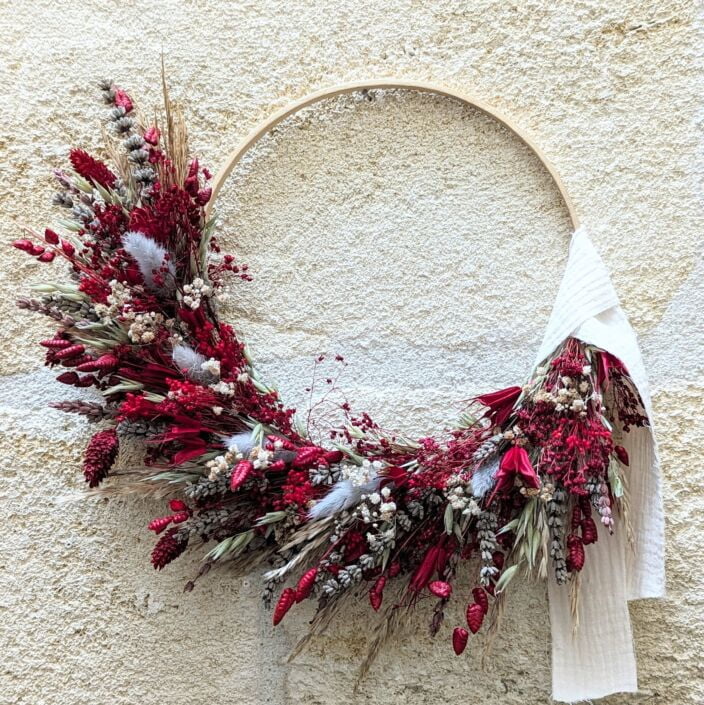 Couronne murale de fleurs séchées accordant le rouge et le gris, Valentine