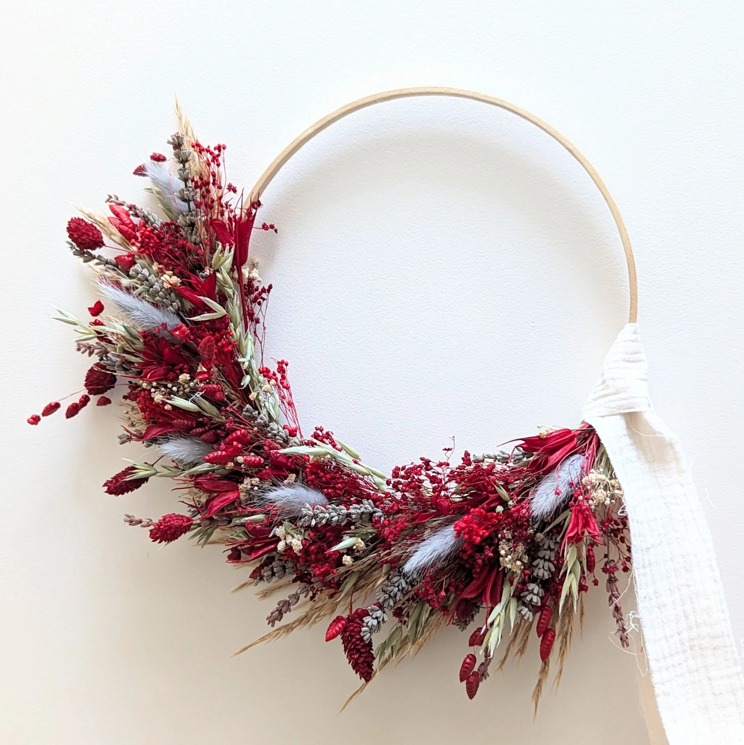 Couronne murale de fleurs séchées accordant le rouge et le gris, Valentine – Image 2