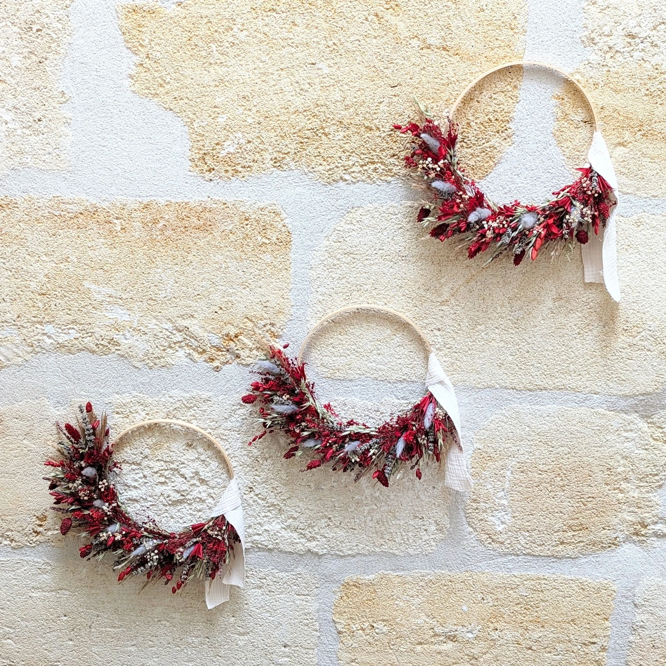 Couronne murale de fleurs séchées accordant le rouge et le gris, Valentine – Image 3