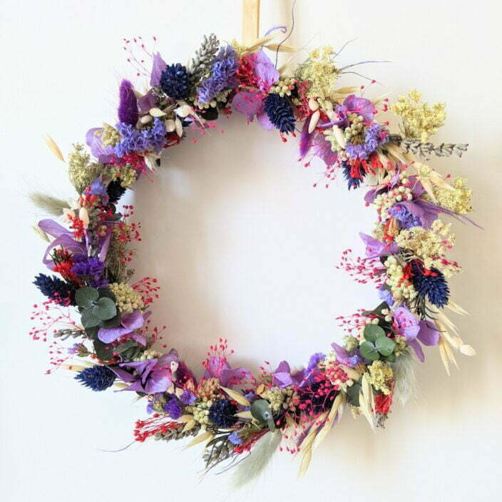 Couronne murale de fleurs stabilisées et fleurs séchées dans les tons violets, Violla