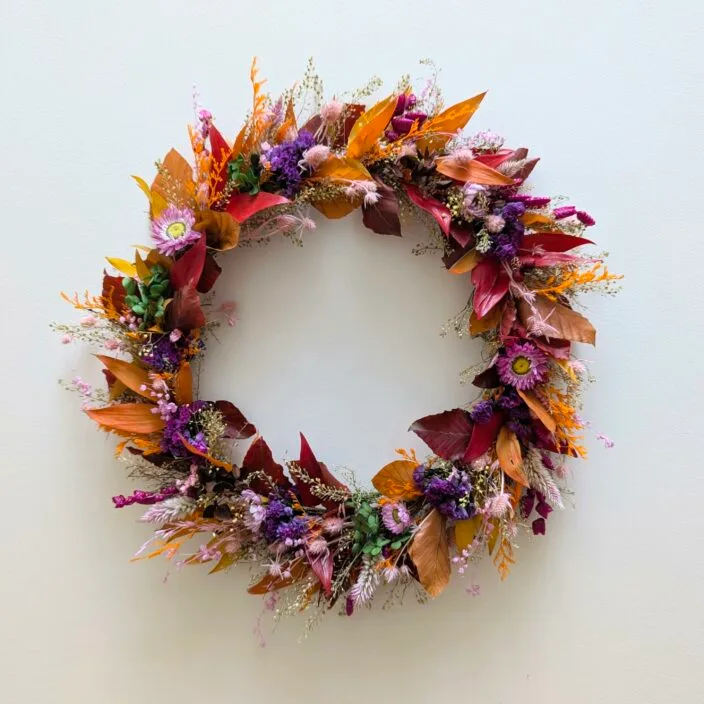 Couronne murale de fleurs stabilisées dans les tons automnales, Violla – Image 4
