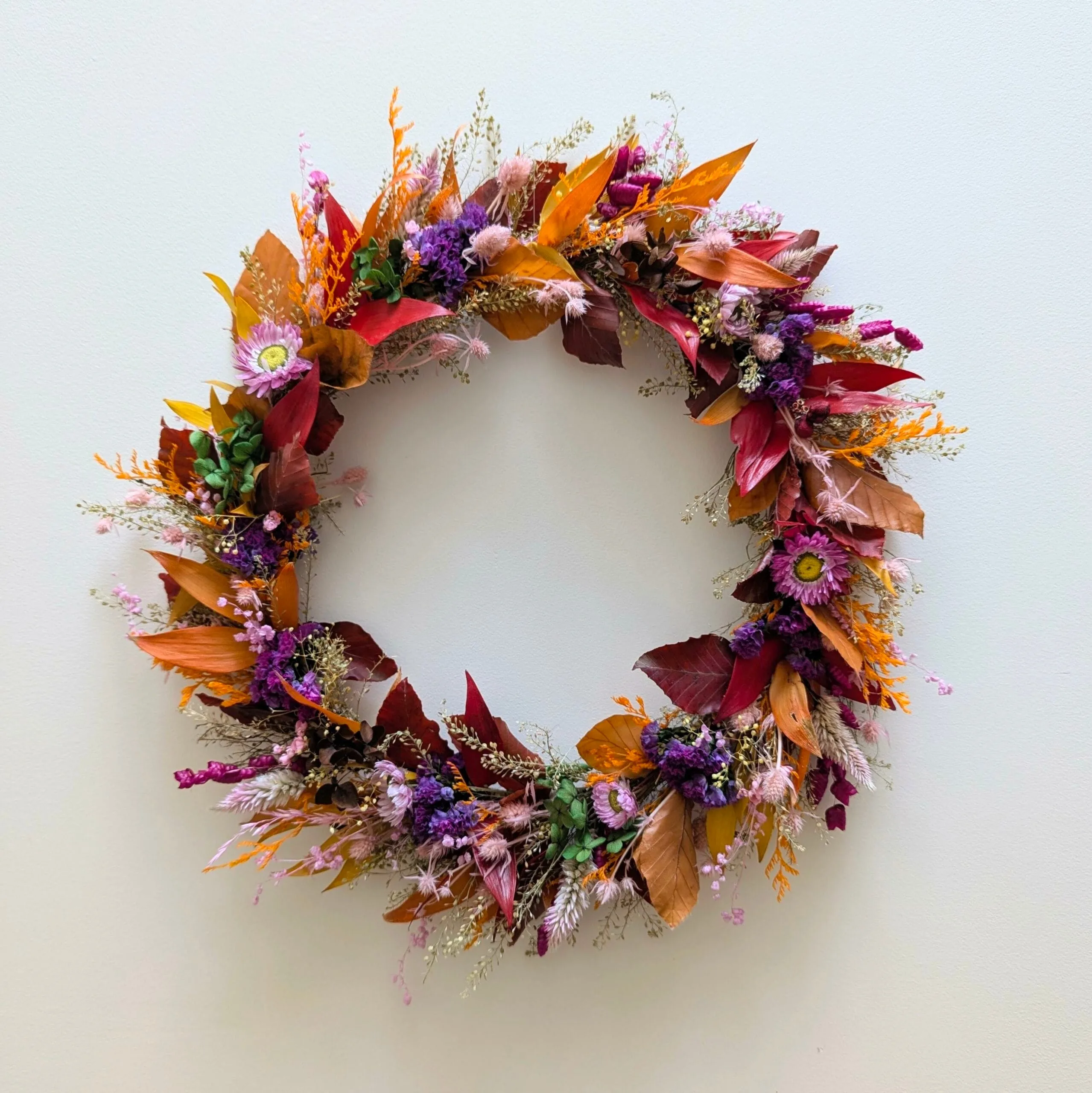 Couronne murale de fleurs stabilisées dans les tons automnales, Violla – Image 4