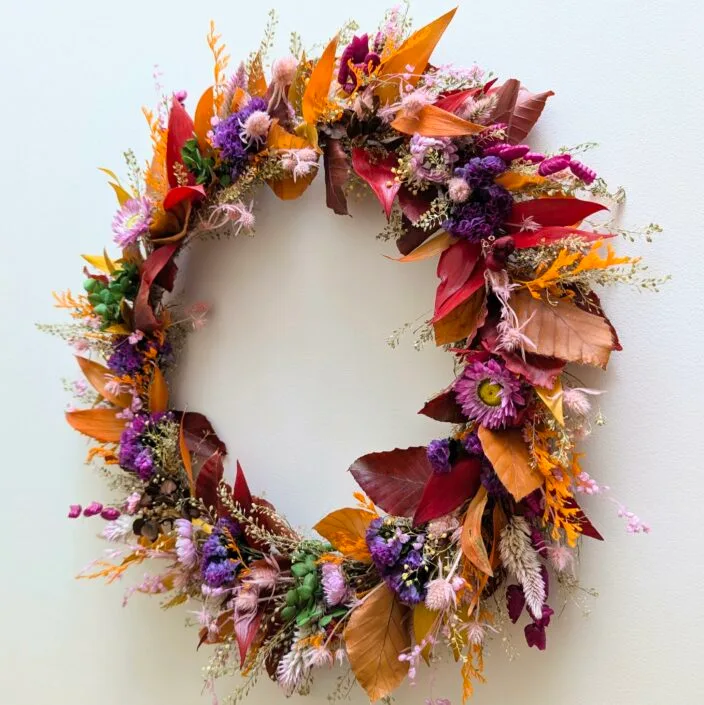 Couronne murale de fleurs stabilisées dans les tons automnales, Violla – Image 3