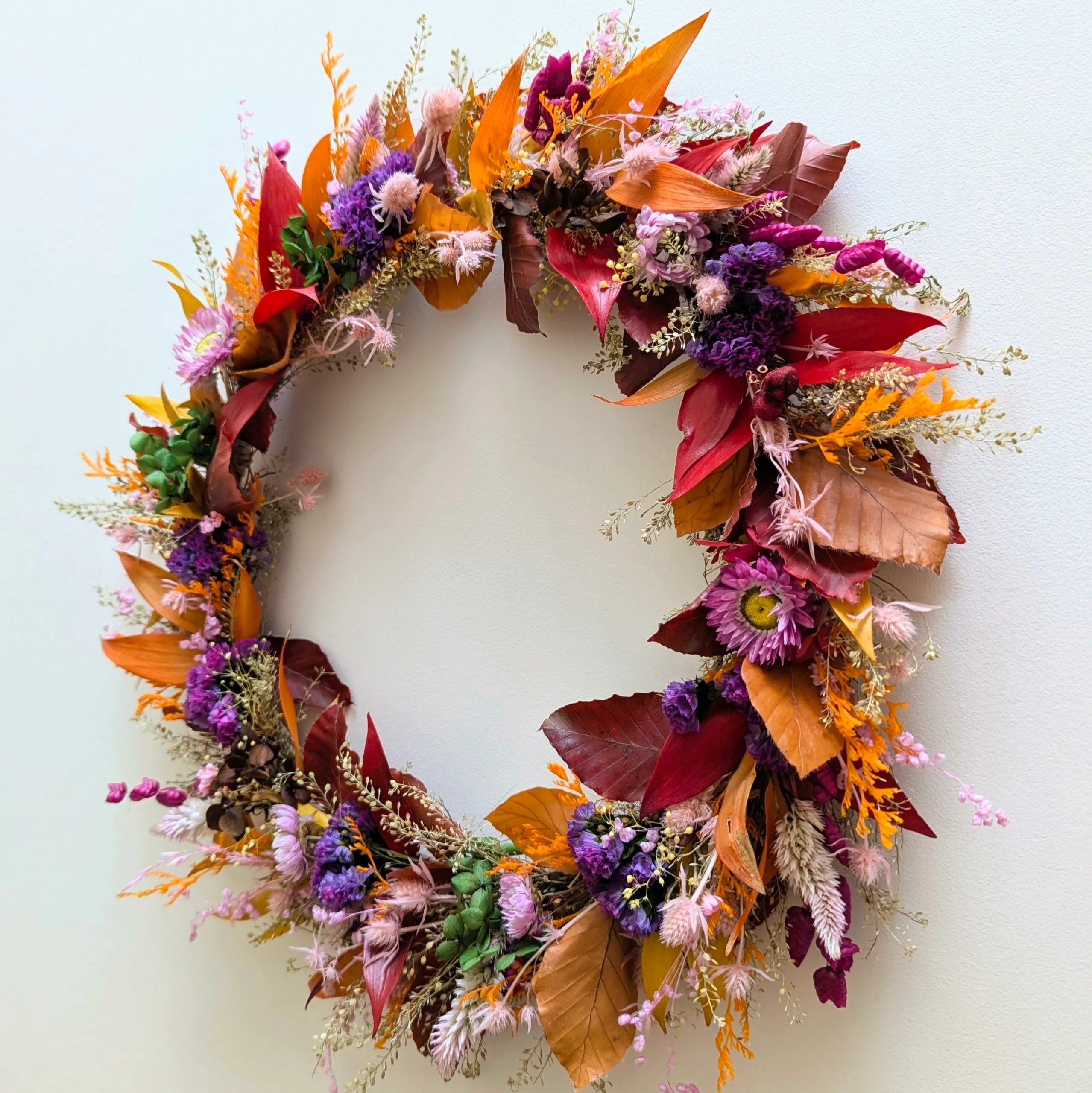 Couronne murale de fleurs stabilisées dans les tons automnales, Violla – Image 3
