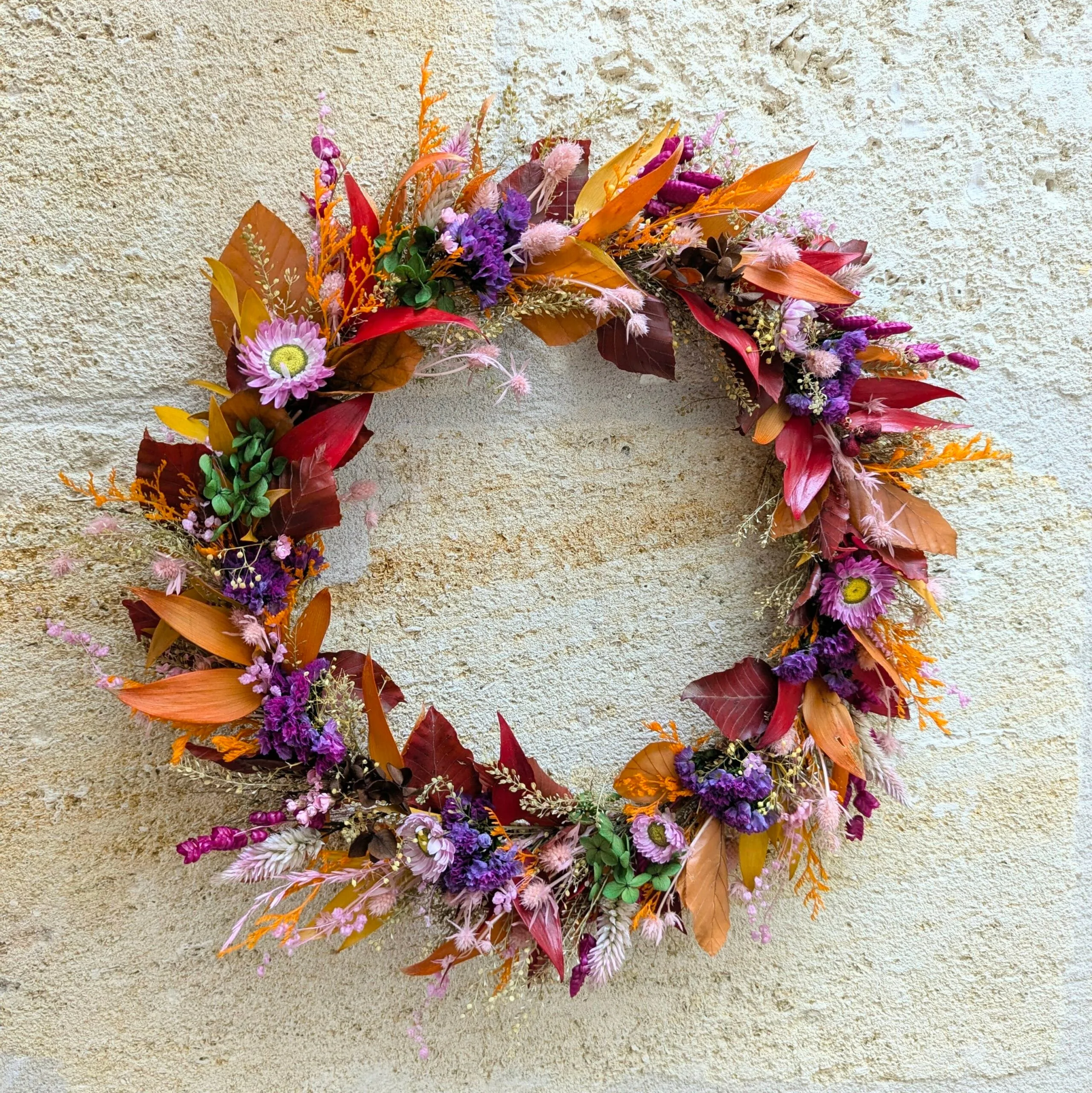 Couronne murale de fleurs stabilisées dans les tons automnales, Violla – Image 2