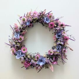 Couronne murale en fleurs stabilisées aux teintes vibrantes Charme