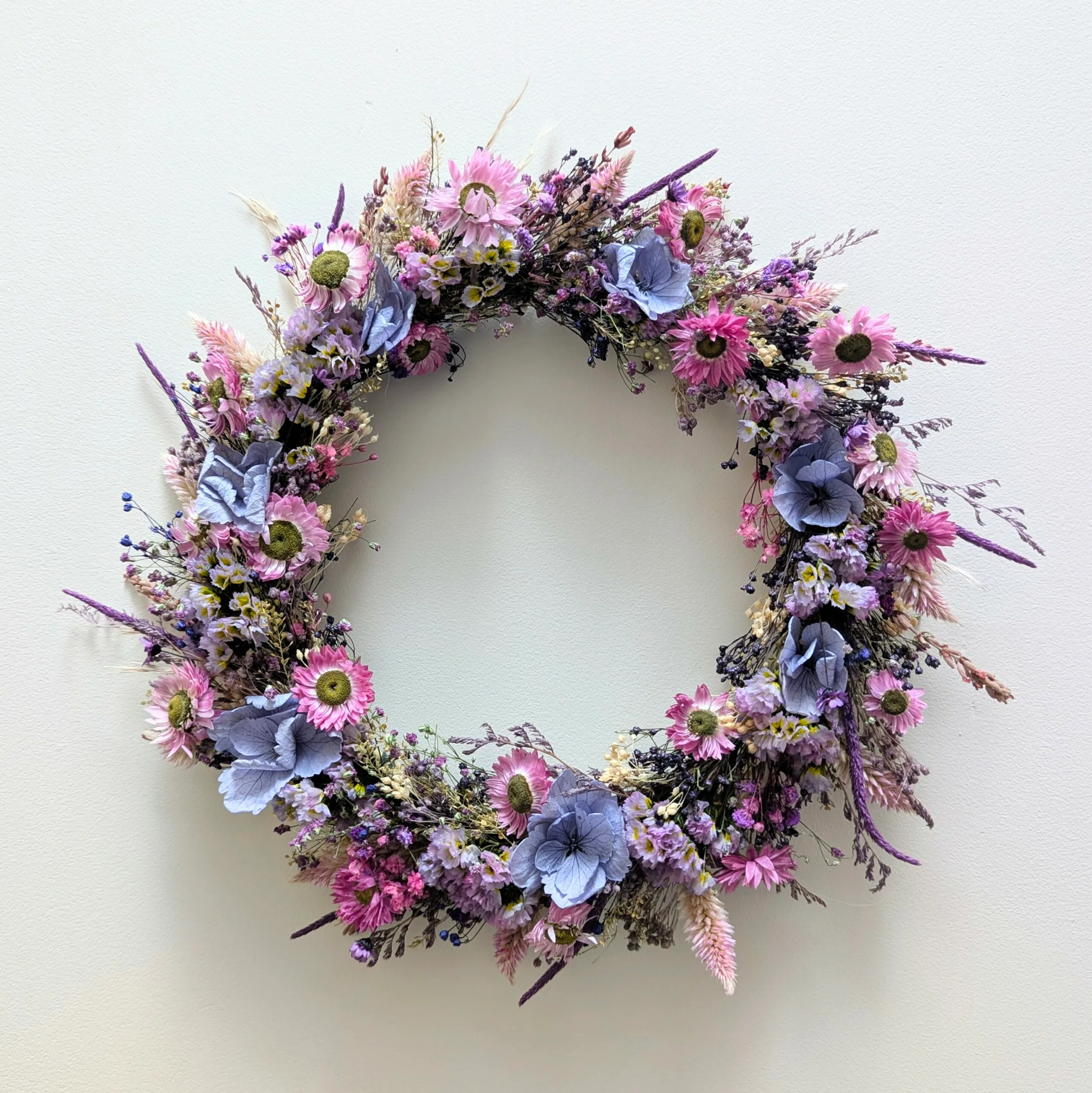 Couronne murale en fleurs stabilisées aux teintes vibrantes Charme