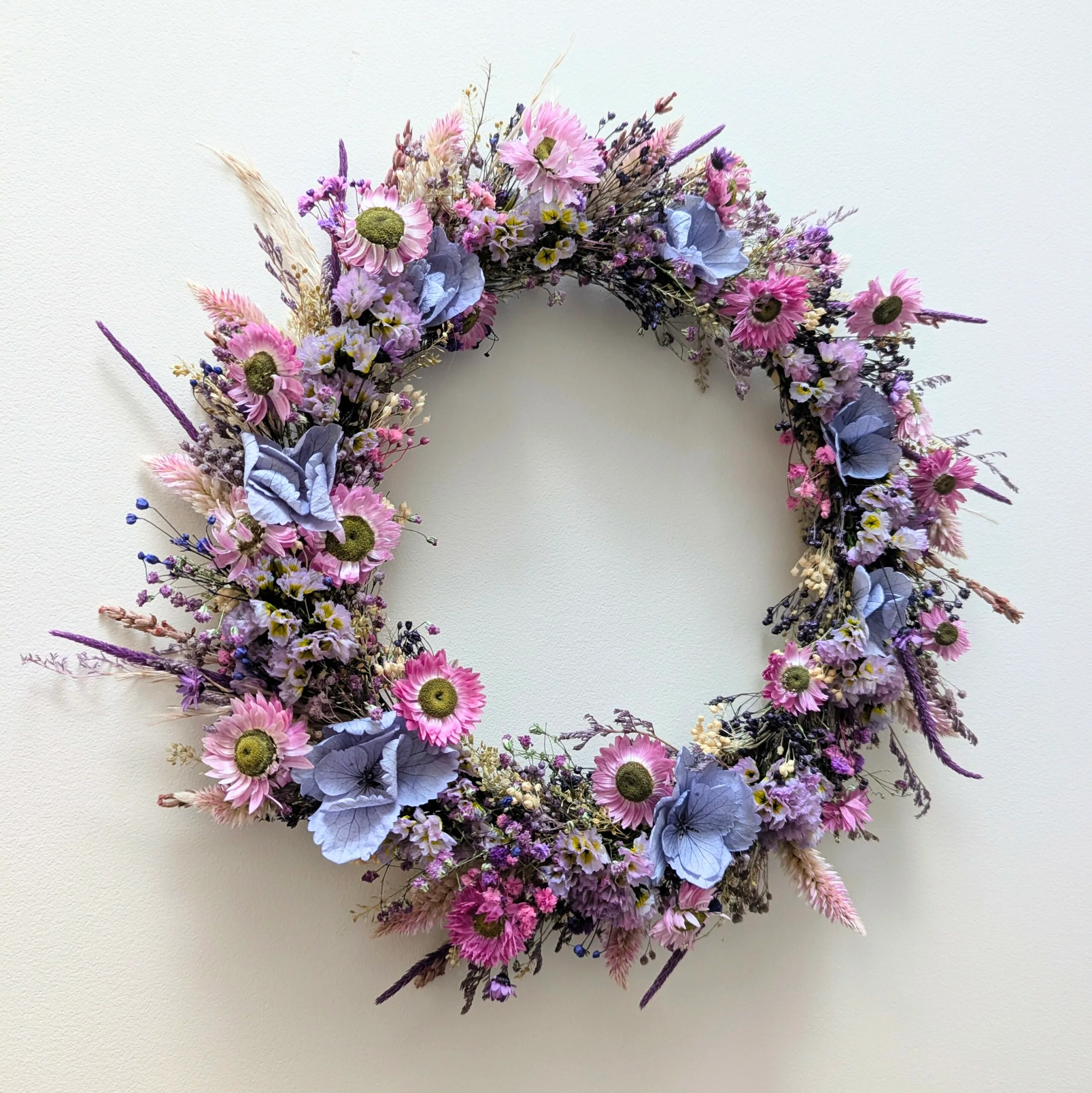 Couronne murale en fleurs stabilisées aux teintes vibrantes Charme – Image 2
