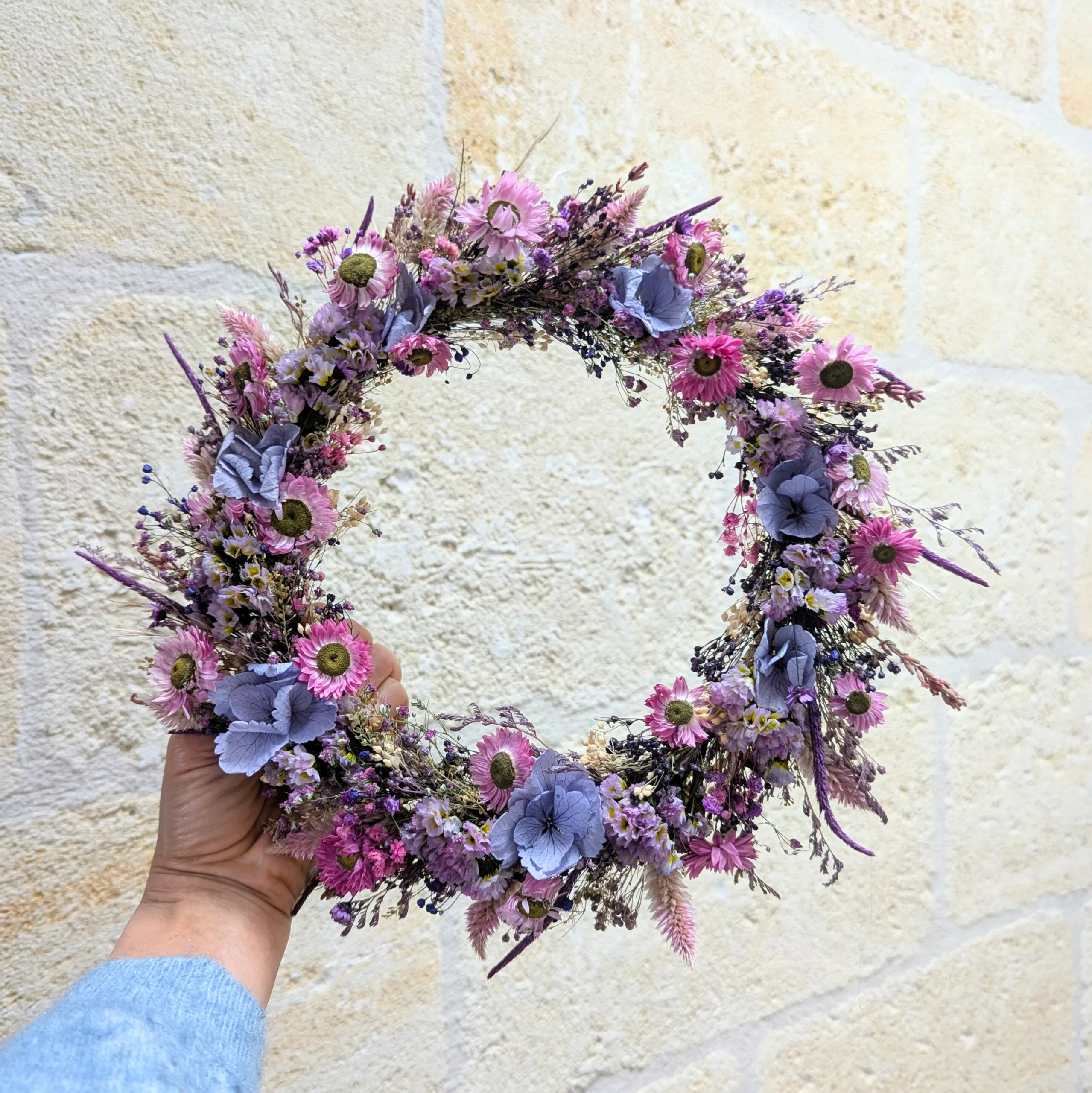 Couronne murale en fleurs stabilisées aux teintes vibrantes Charme – Image 3