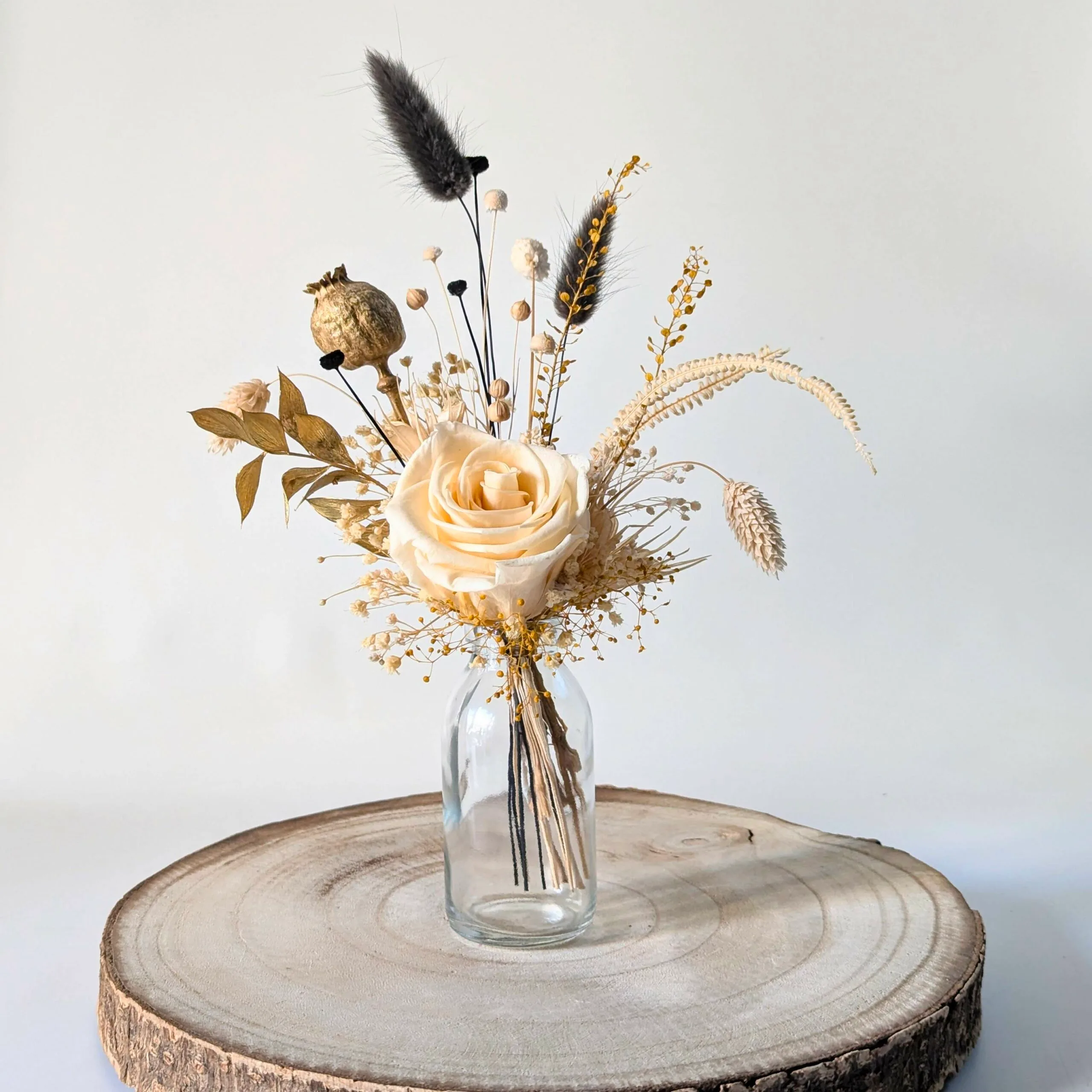 Petit bouquet de fleurs naturelles stabilisées en tons crème et doré, Zara – Image 3