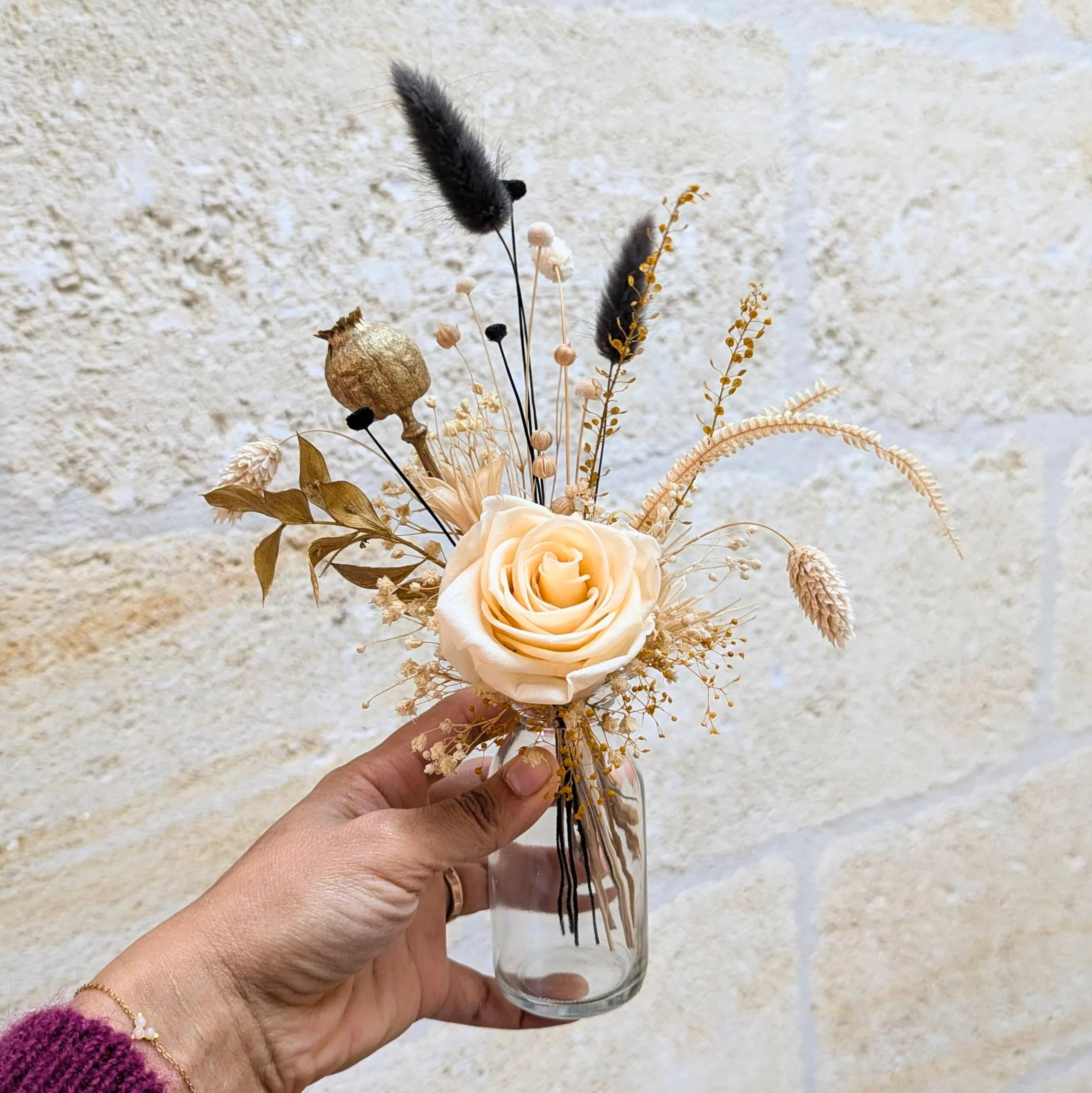 Petit bouquet de fleurs naturelles stabilisées en tons crème et doré, Zara – Image 2