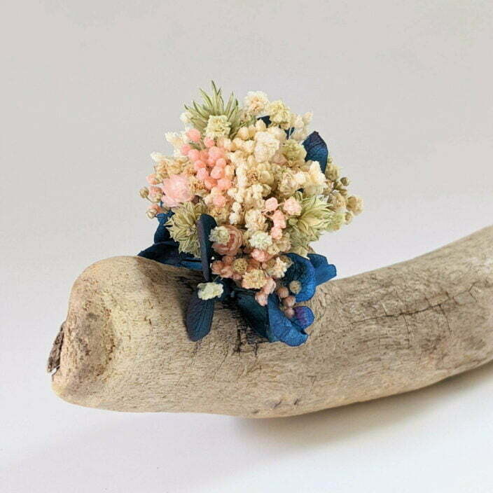 Boutonnière de fleurs séchées & stabilisées bleues, Mona 4